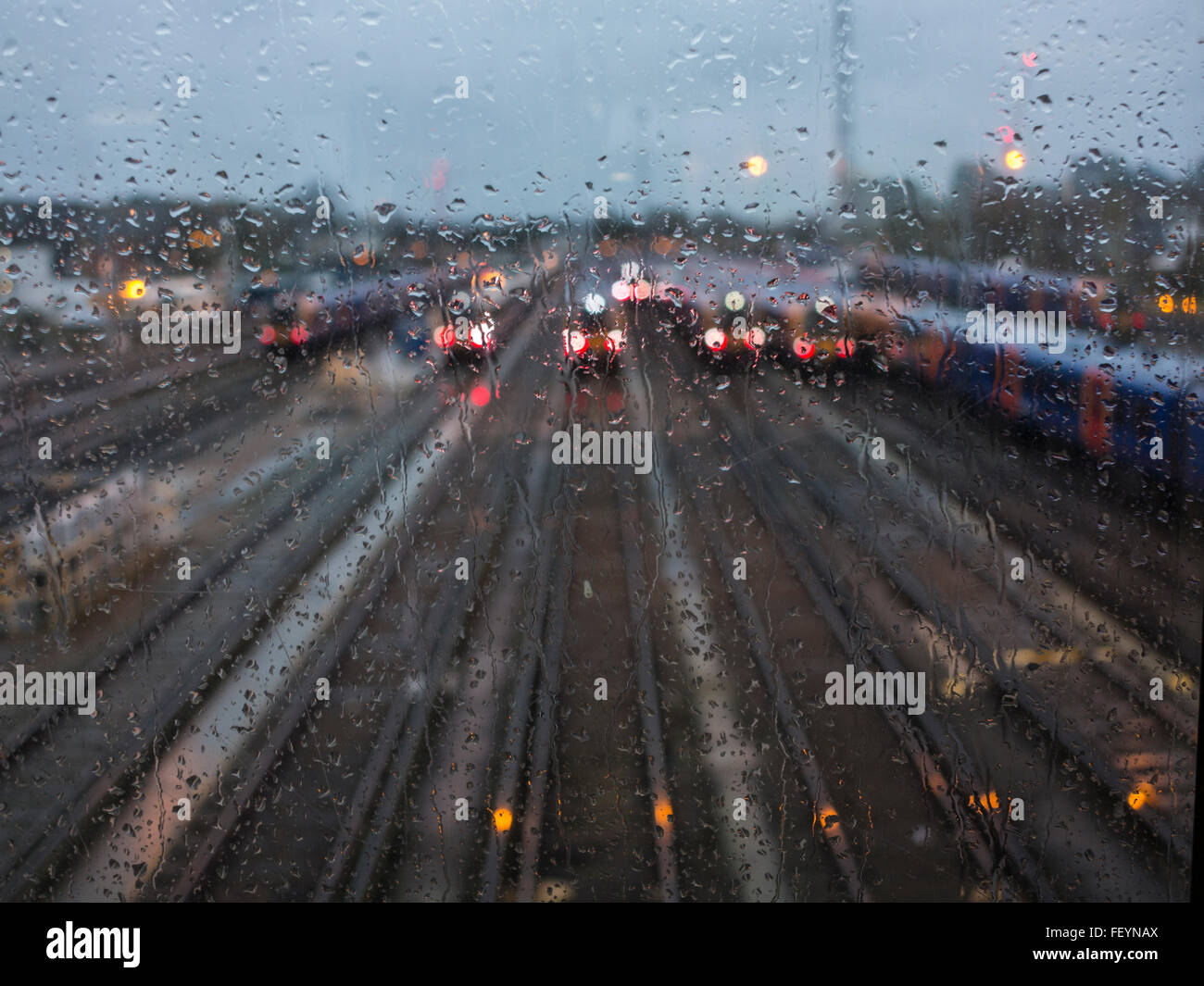 Trüben, regnerischen Winter Blick auf s-Bahnen durch eine nasse Fenster Stockfoto