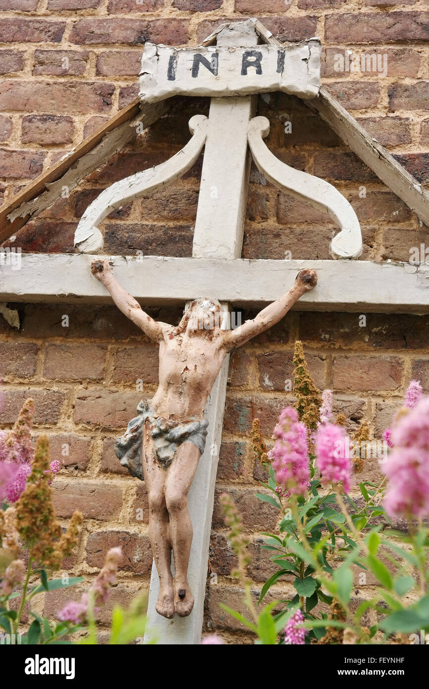 Altes Metall Kreuz mit Jesus Stockfoto