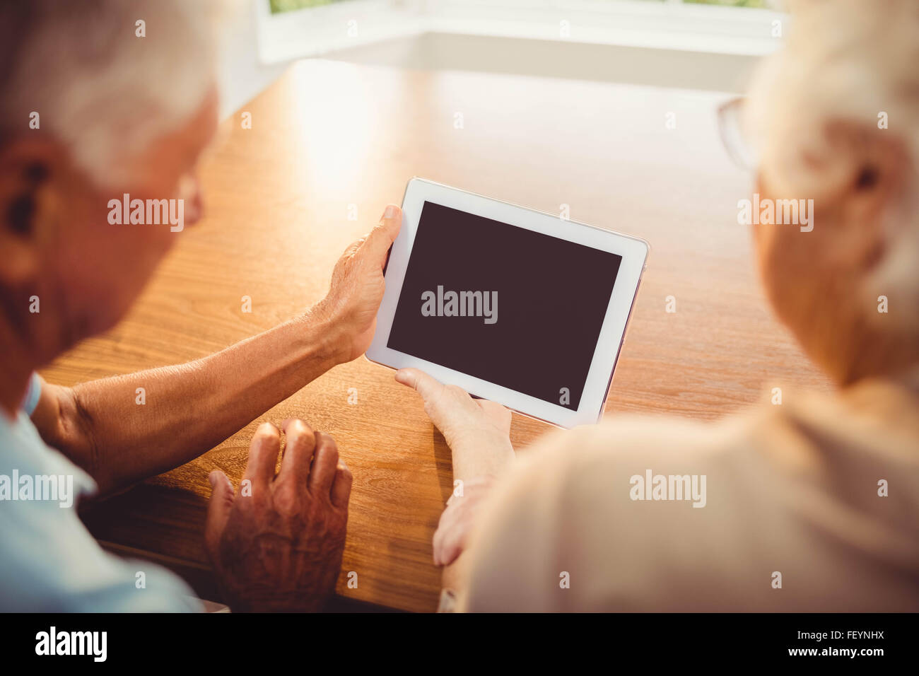 Rückansicht des älteres Paar mit tablet Stockfoto