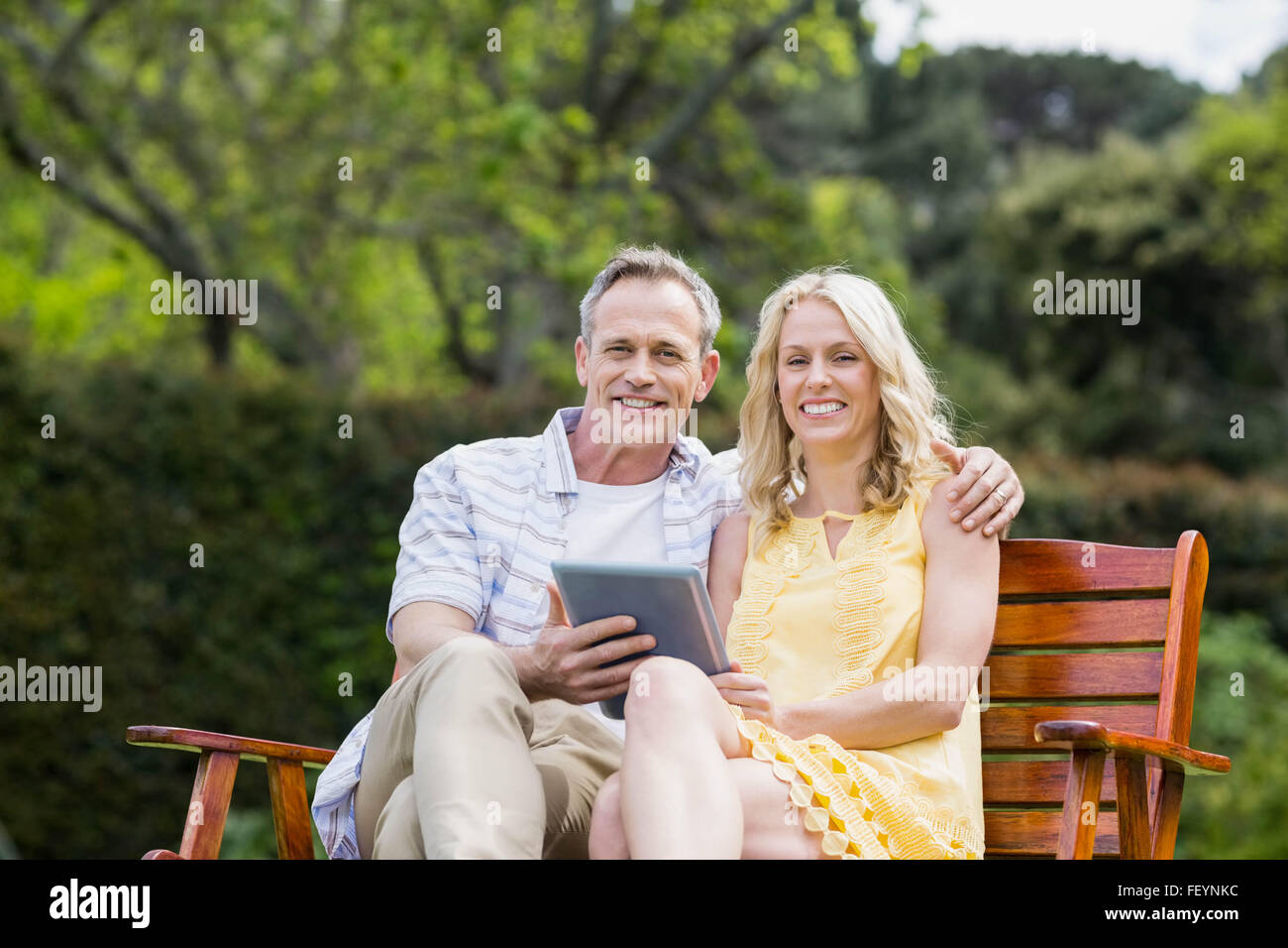 Brautpaar mit tablet Stockfoto