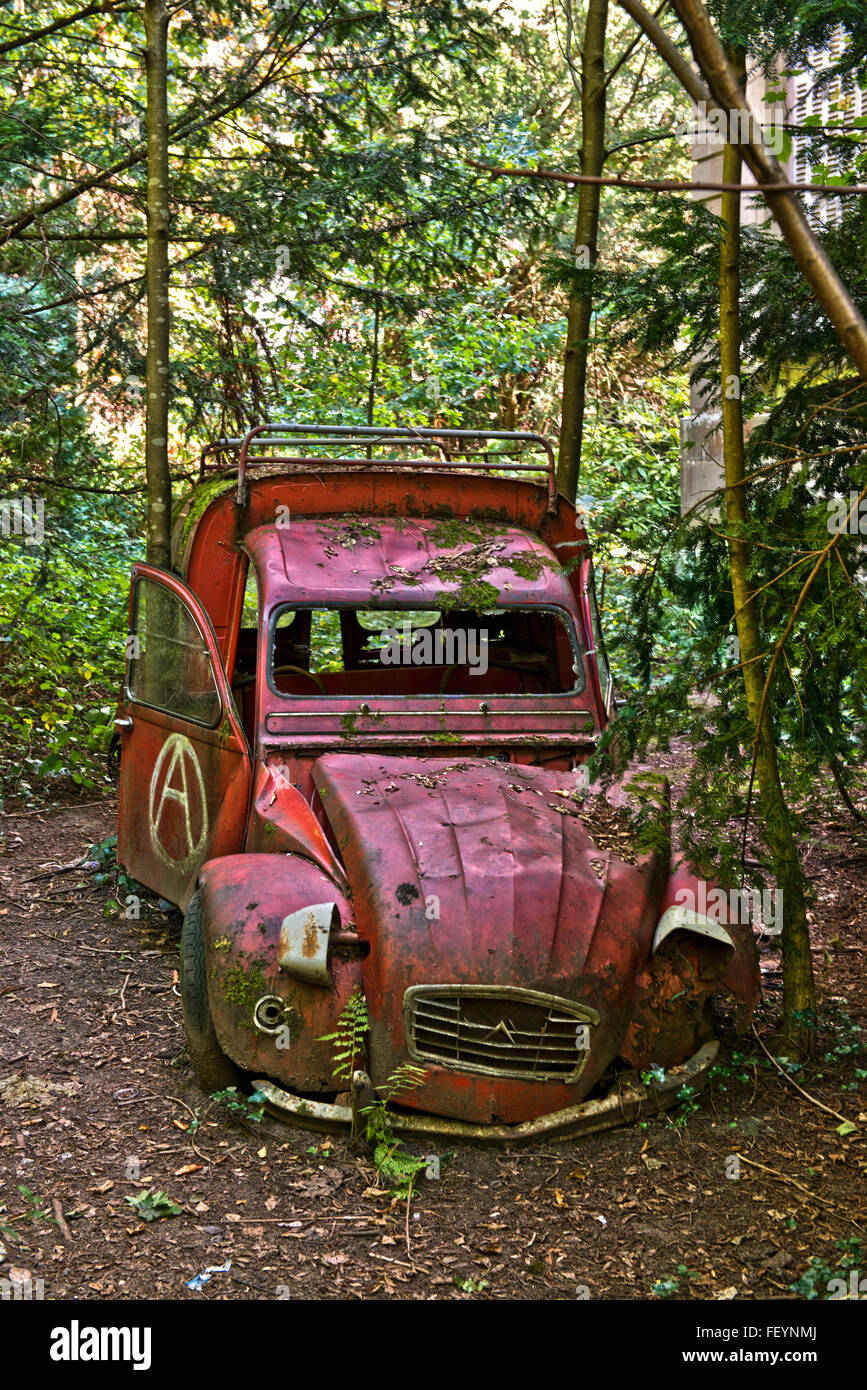Bekannt als Châteaux Lumniere aufgrund seiner Phantasie Oberlicht und einmal im Besitz von Maurice Burrus hat jetzt verfallen. Stockfoto