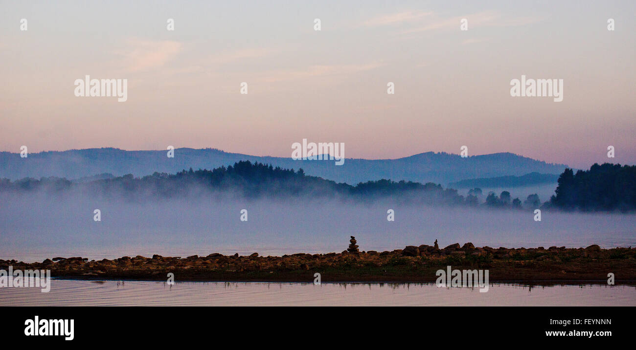 Sonnenaufgang über dem See Lipno, Tschechische Republik Stockfoto