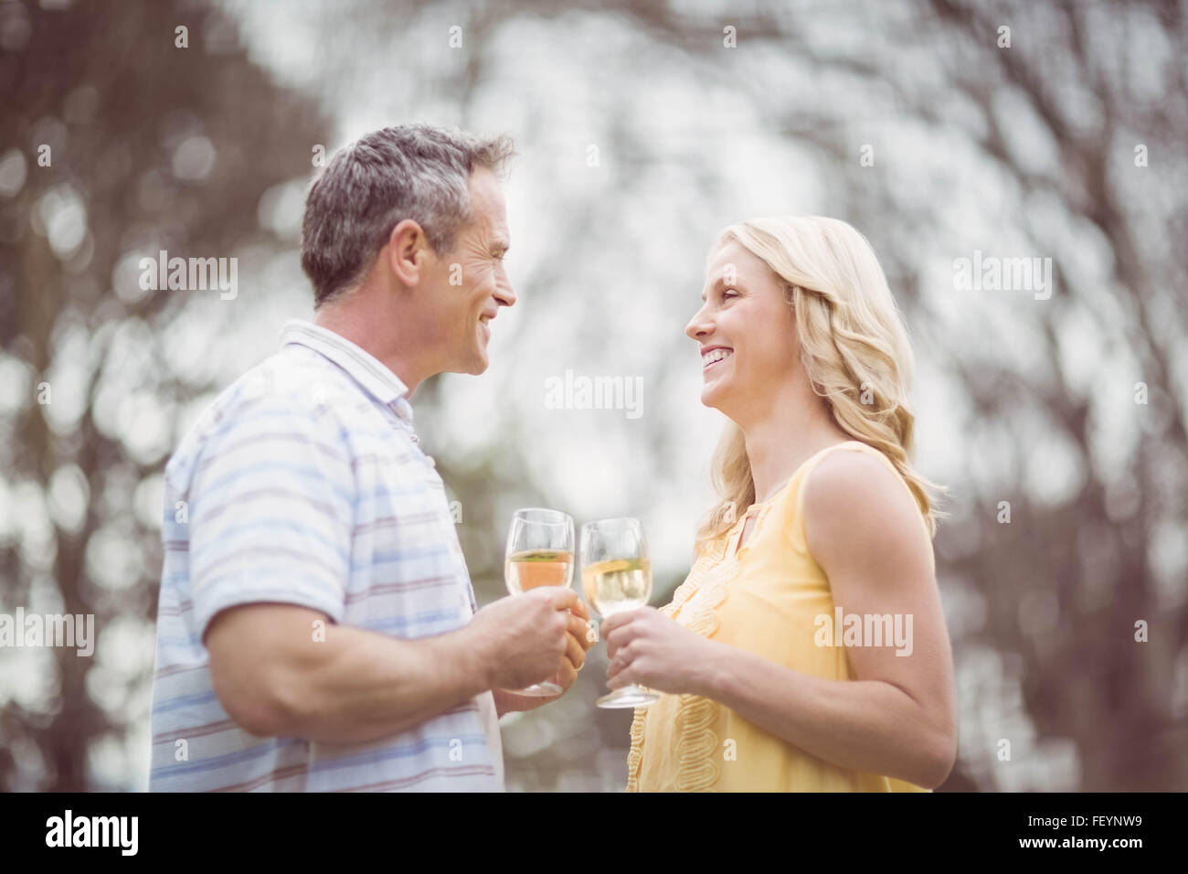 Paar, toasten mit Champagner Stockfoto