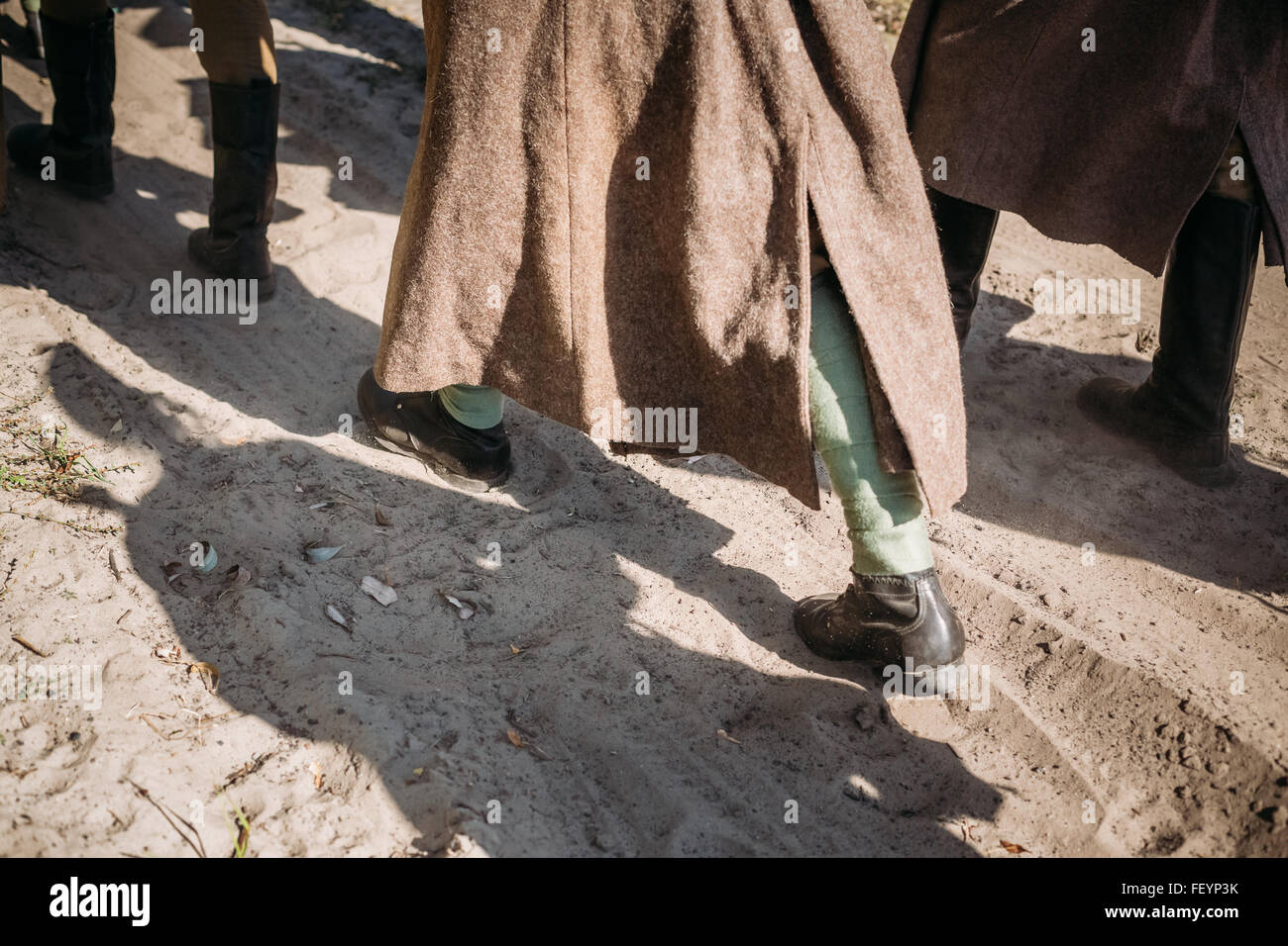 Nicht identifizierte Reenactor gekleidet wie russische Sowjetsoldaten geht entlang einer Forststraße. Stockfoto