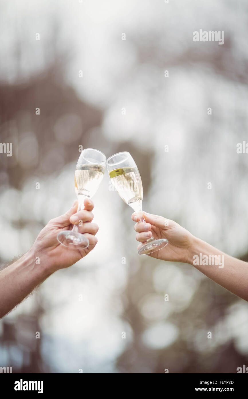 Paar, toasten mit Champagner Stockfoto
