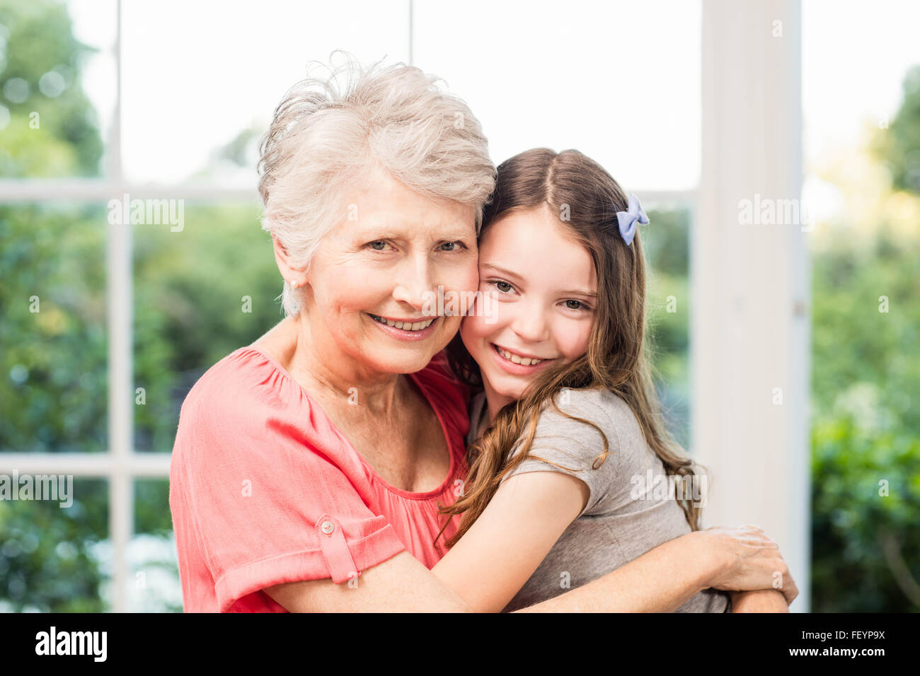 Großmutter und Enkelin umarmen Stockfoto