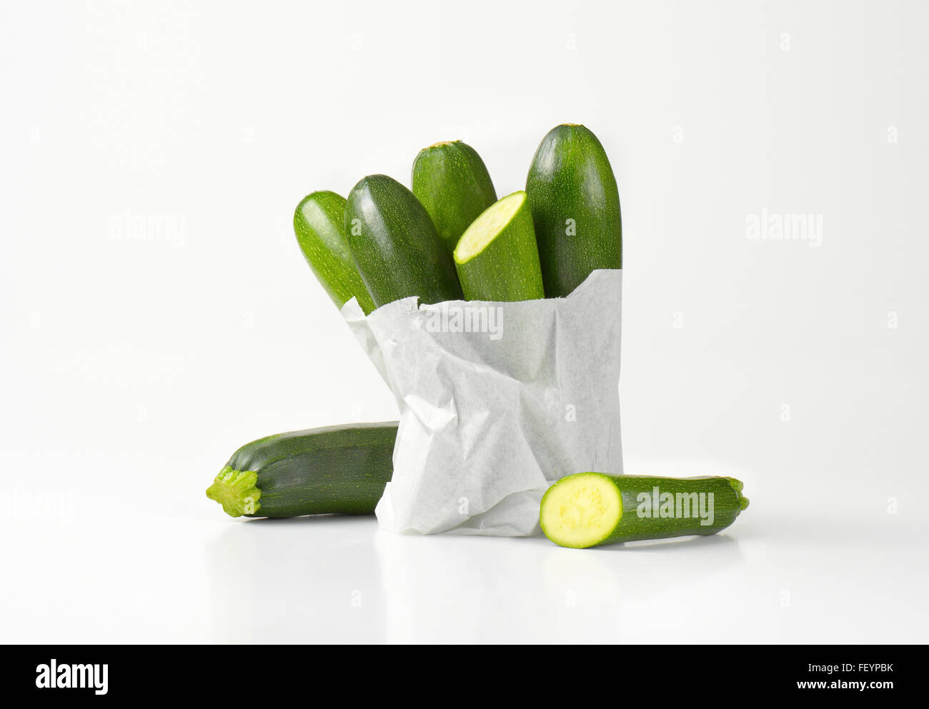 Tasche von Baby-Zucchini auf weißem Hintergrund Stockfoto