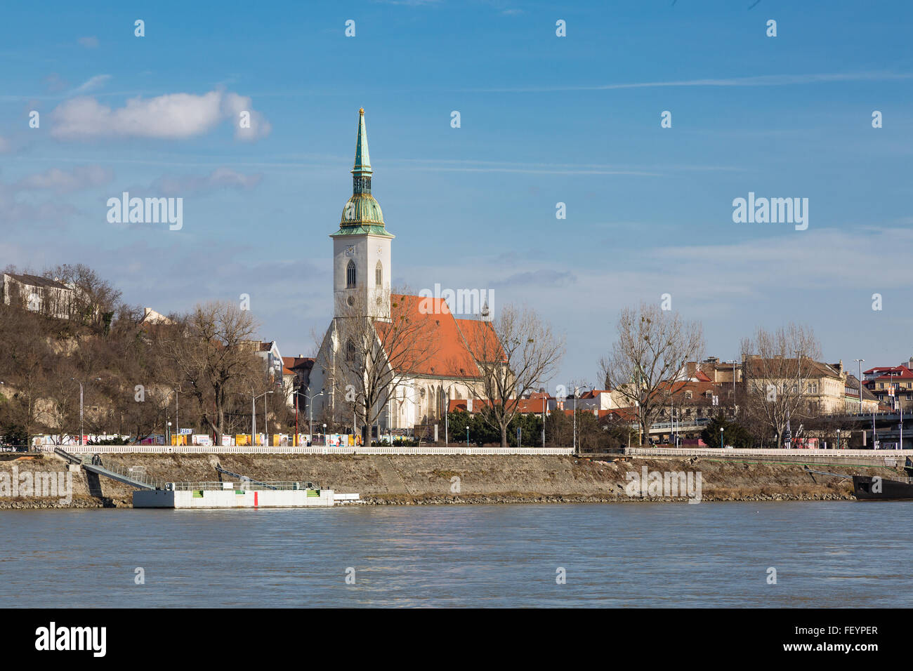 Blick auf den St.-Martins Dom über die Donau in Bratislava, Slowakei Stockfoto