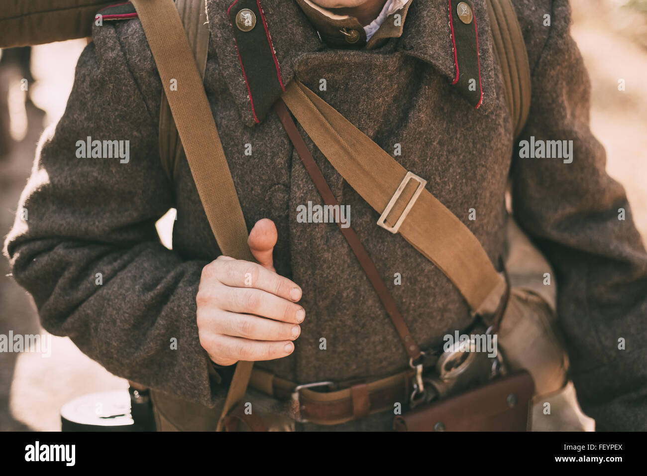 Nicht identifizierte Re-Enactor als sowjetischer Soldat verkleidet. Nahaufnahme des sowjetischen militärischen Dekoration auf Uniform eines russischen Soldaten. Stockfoto