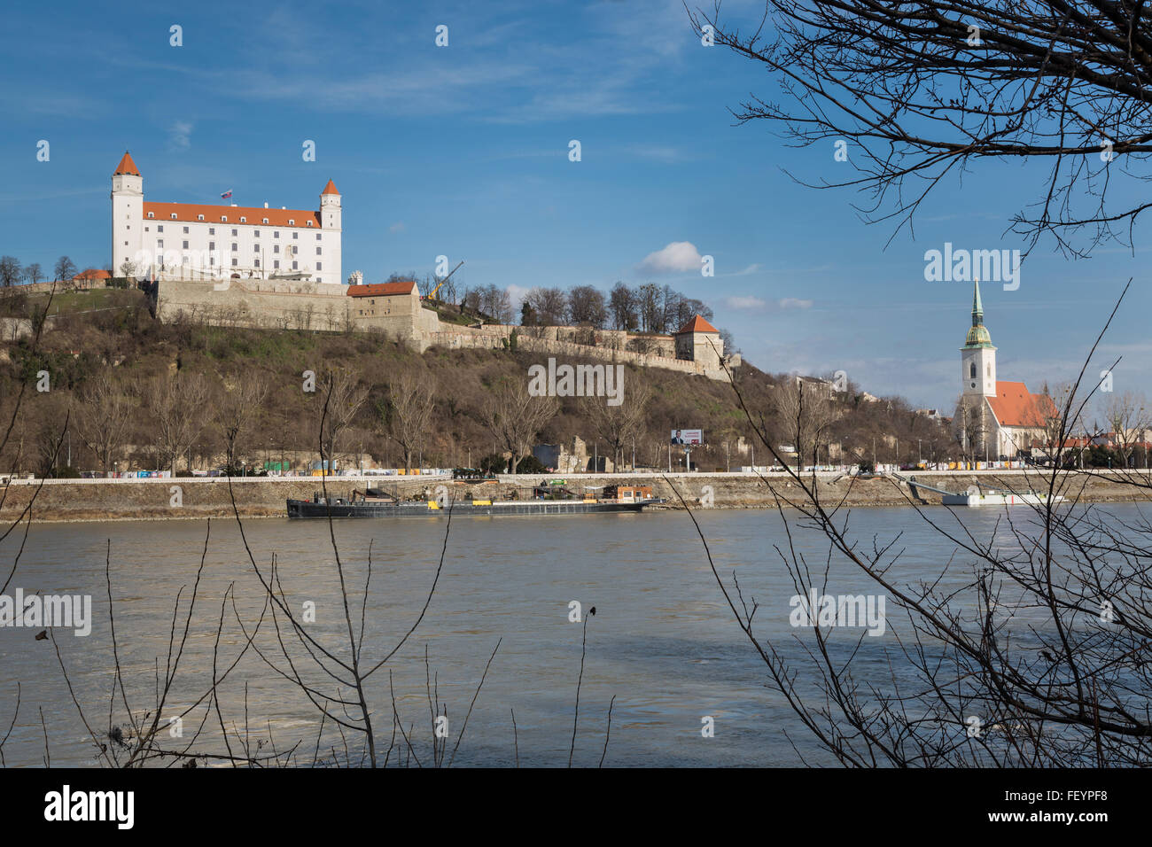 Die Burg von Bratislava und St. Martin's Cathedral in Bratislava, Slowakei. Blick auf die Donau. Stockfoto