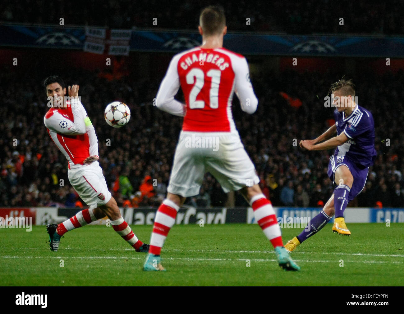 LONDON, ENGLAND - 4. November 2014: Maxime Colin von Anderlecht nimmt spielte The Emirates Stadium einen Schuss auf das Tor, der während der UEFA-Champions-League-Partie zwischen Arsenal aus England und Anderlecht aus Belgien von Arsenals Mikel Arteta blockiert wird. Stockfoto