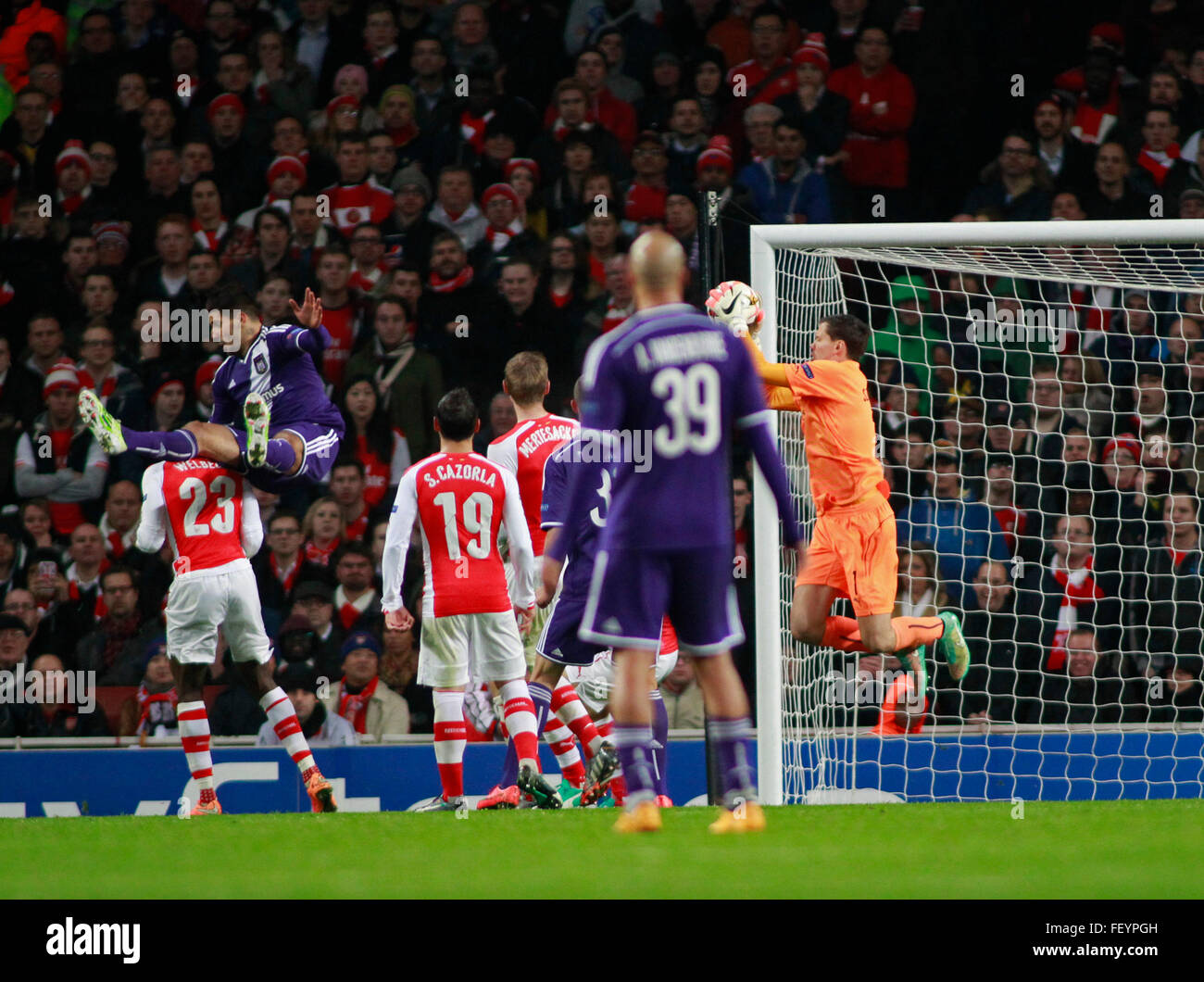 LONDON, ENGLAND - 4. November 2014: Arsenal Wojciech Szczesny blockt wie Aleksandar Mitrovic von Anderlecht Foulspiel von Arsenals Danny Welbeck während der UEFA-Champions-League-Spiel zwischen Arsenal aus England und Anderlecht aus Belgien The Emirates Stadium spielte. Stockfoto