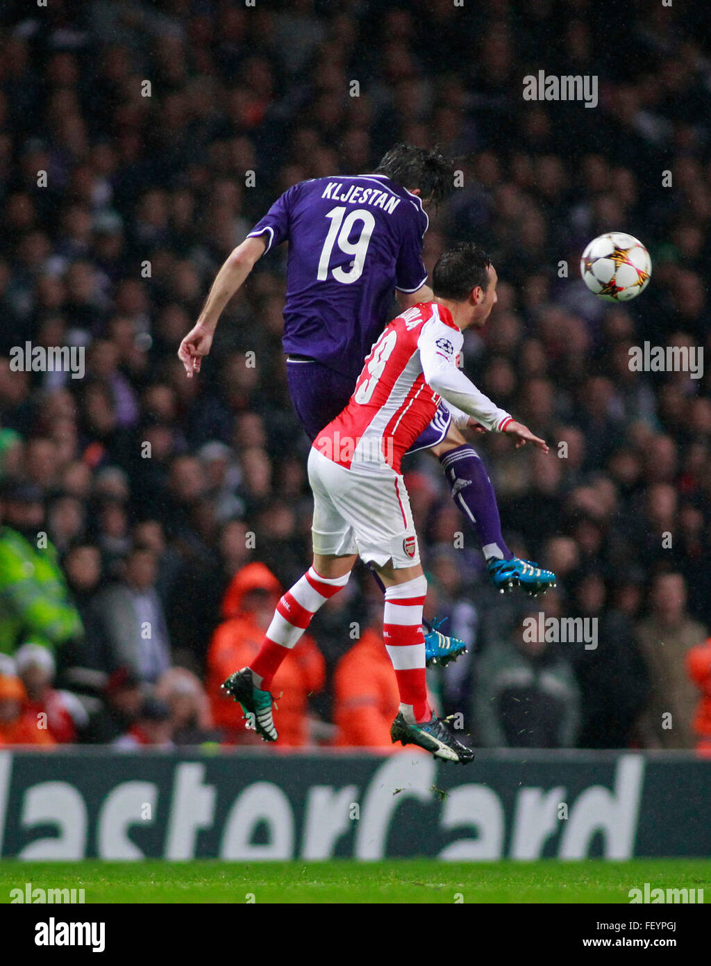 LONDON, ENGLAND - 4. November 2014: Sacha Kljestan Anderlecht und Arsenals Santi Cazorla kämpfen um den Ball während der UEFA-Champions-League-Spiel zwischen Arsenal aus England und Anderlecht aus Belgien bei The Emirates Stadium gespielt. Stockfoto