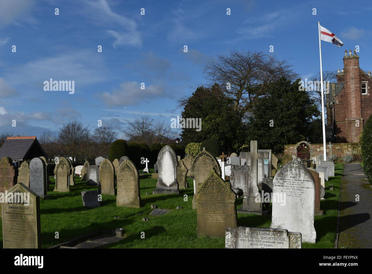 Friedhof von All Saints Parish Church, Thornton Hough, Wirral Stockfoto