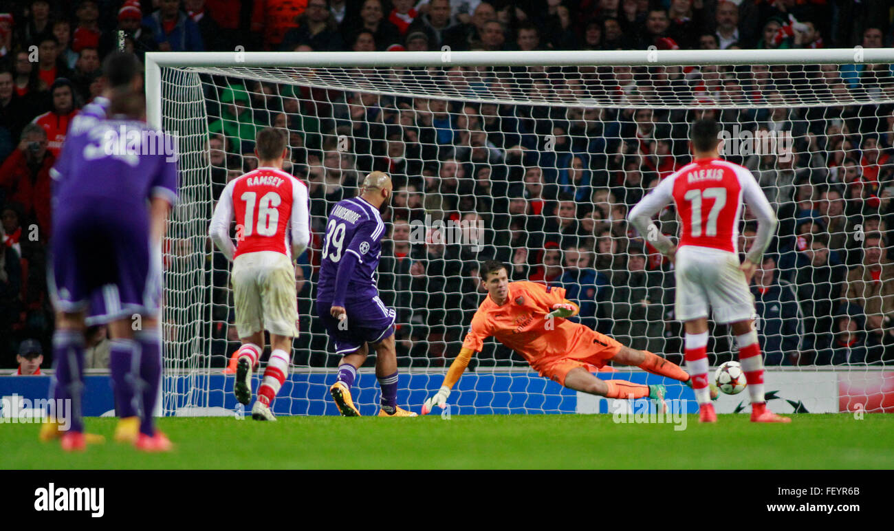 LONDON, ENGLAND - 4. November 2014: Nathan Kabasele Anderlecht Partituren spielte eine Strafe während der UEFA-Champions-League-Partie zwischen Arsenal aus England und Anderlecht aus Belgien The Emirates Stadium. Stockfoto