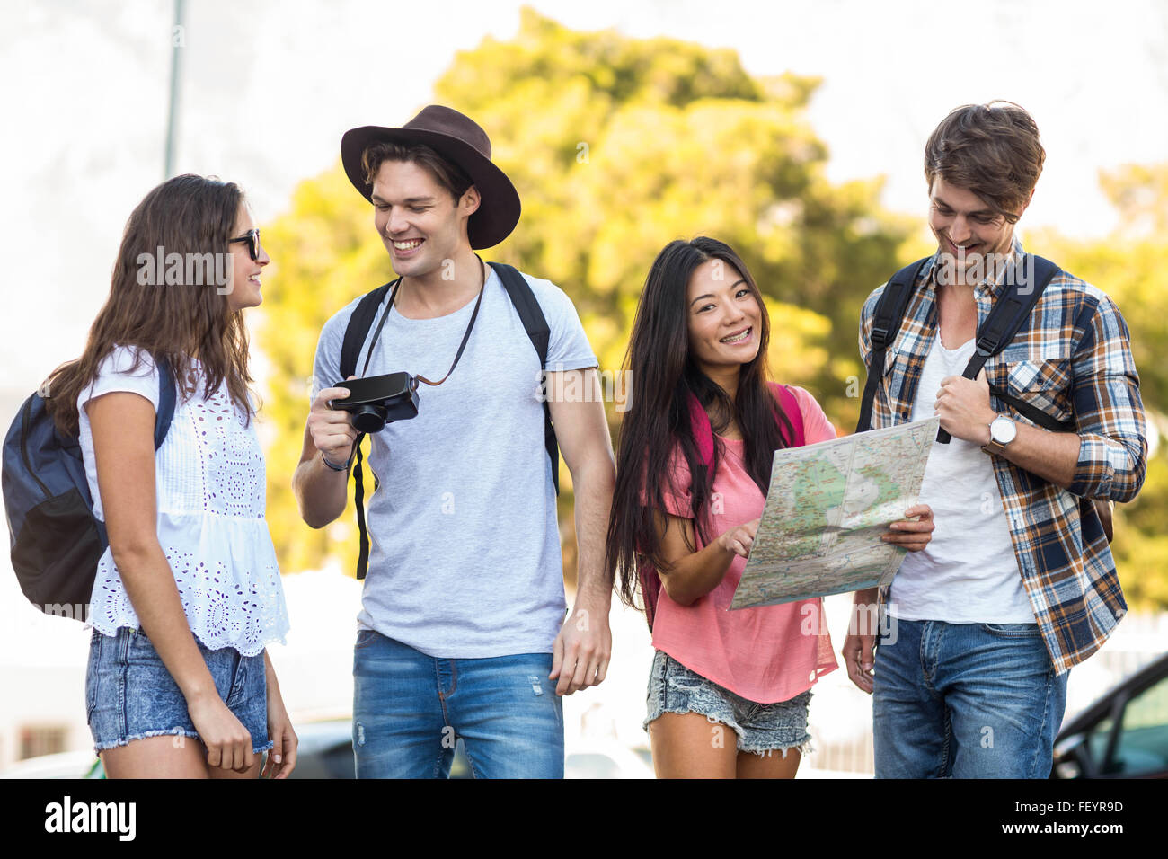 Hip Freunde lesen Karte und Fotos Stockfoto