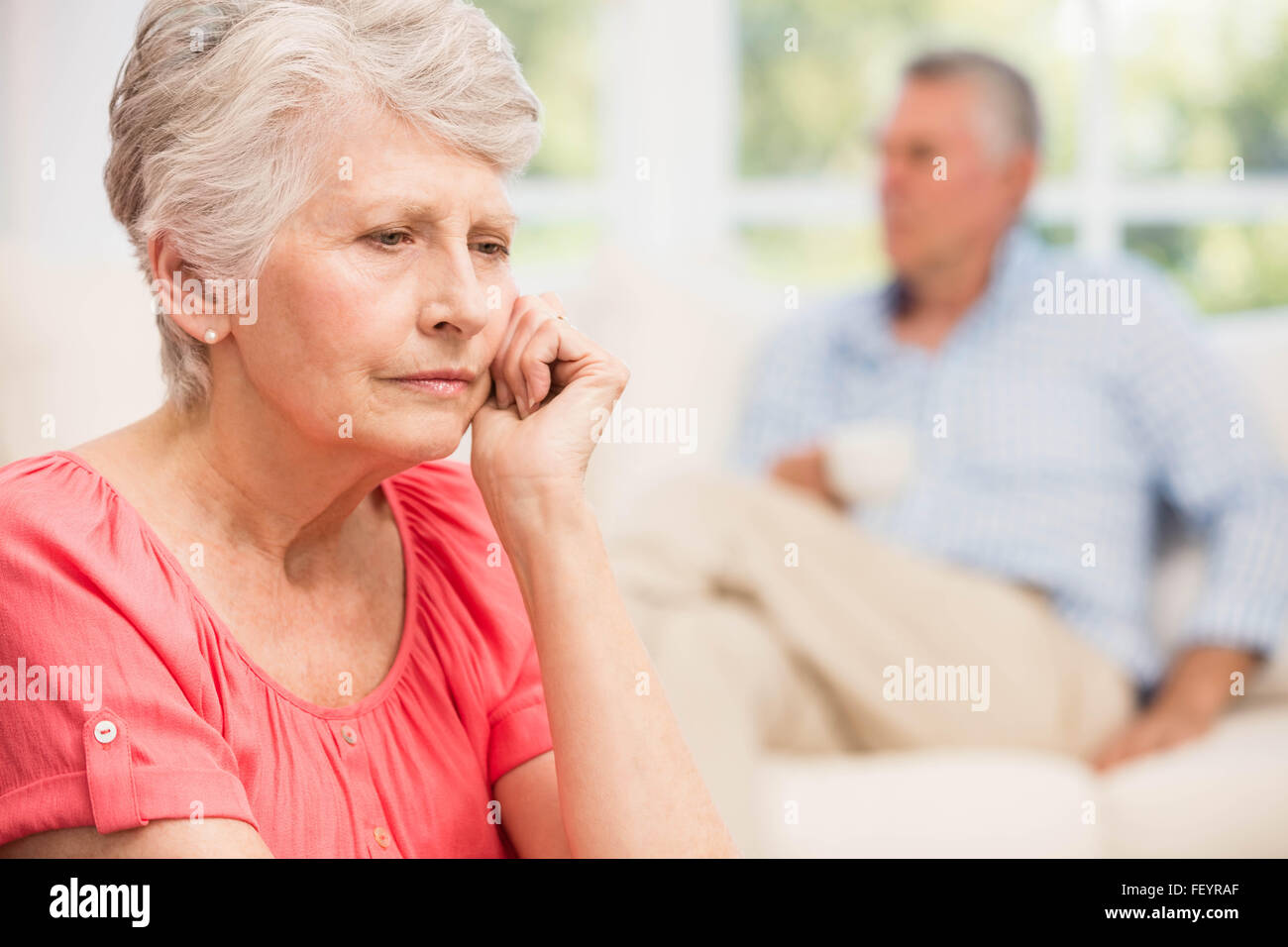 Traurige senior Frau nach einem Streit mit Ehemann Stockfoto