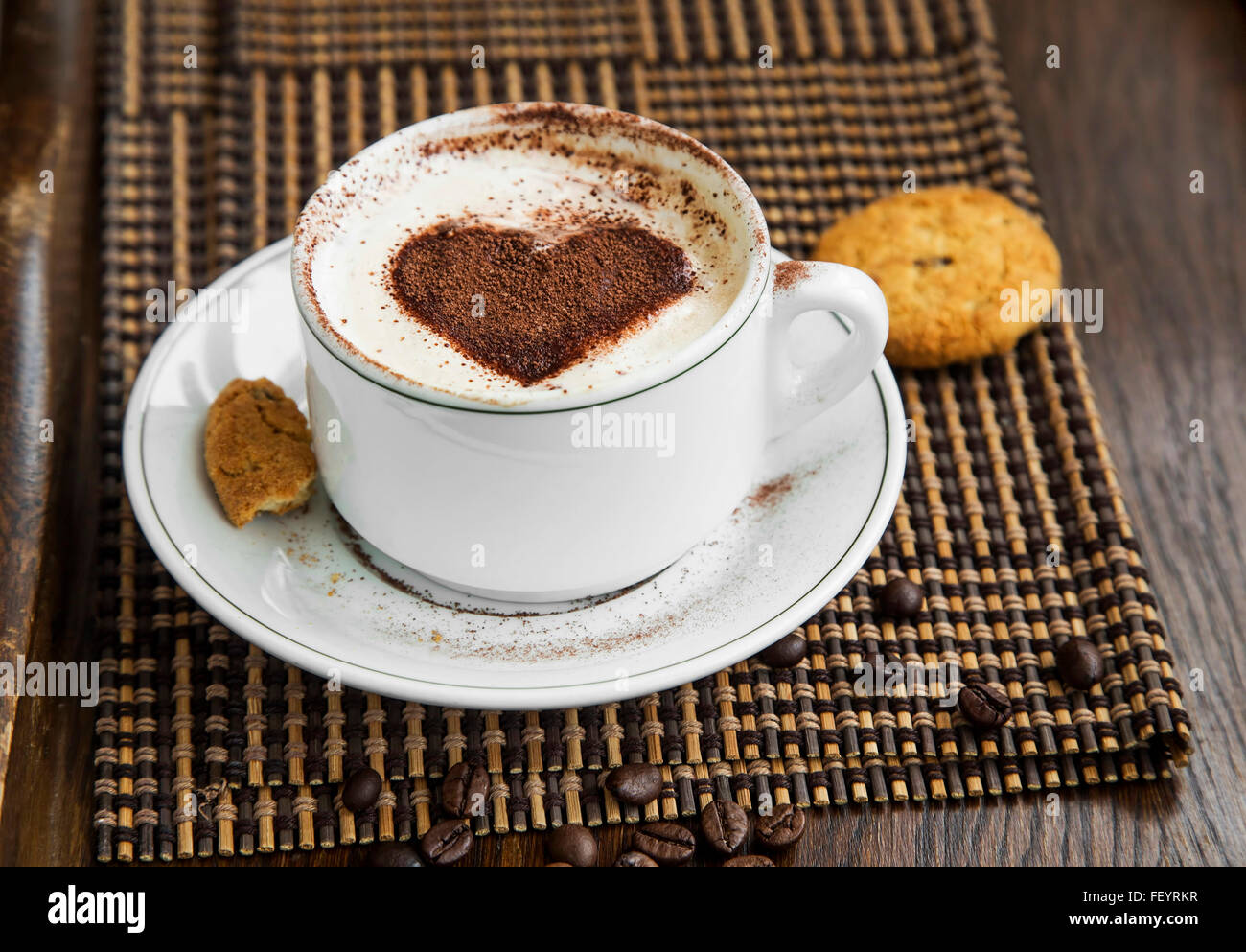 Cappuccino Kaffee mit Milchschaum und Kakao Herzform und cookies  Stockfotografie - Alamy