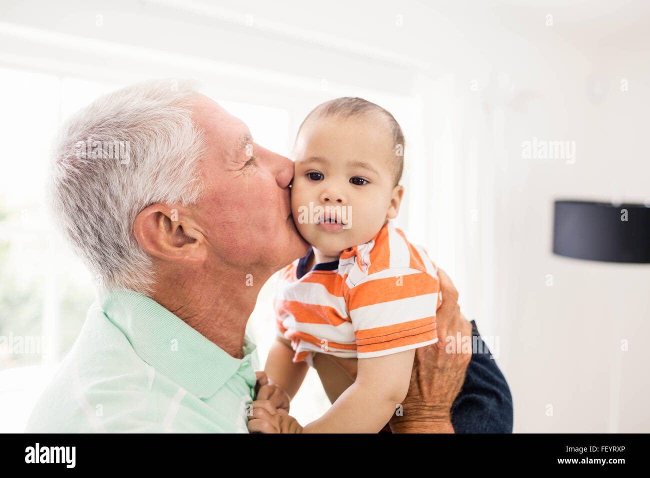 Ältere Mann spielt mit seinem Enkel Stockfoto