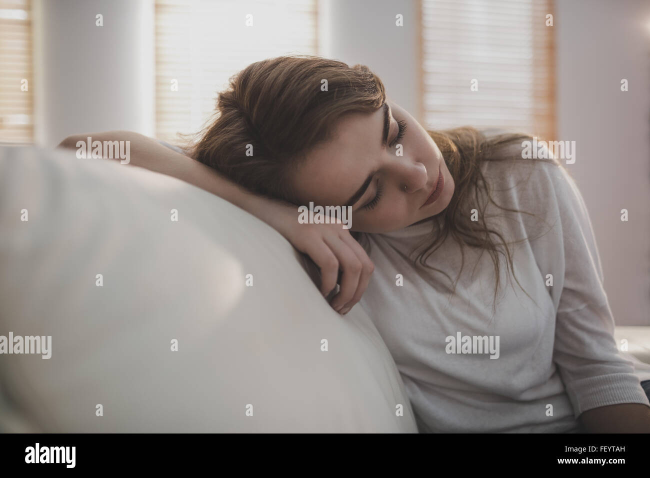 Müde Frau Einschlafen auf der couch Stockfoto