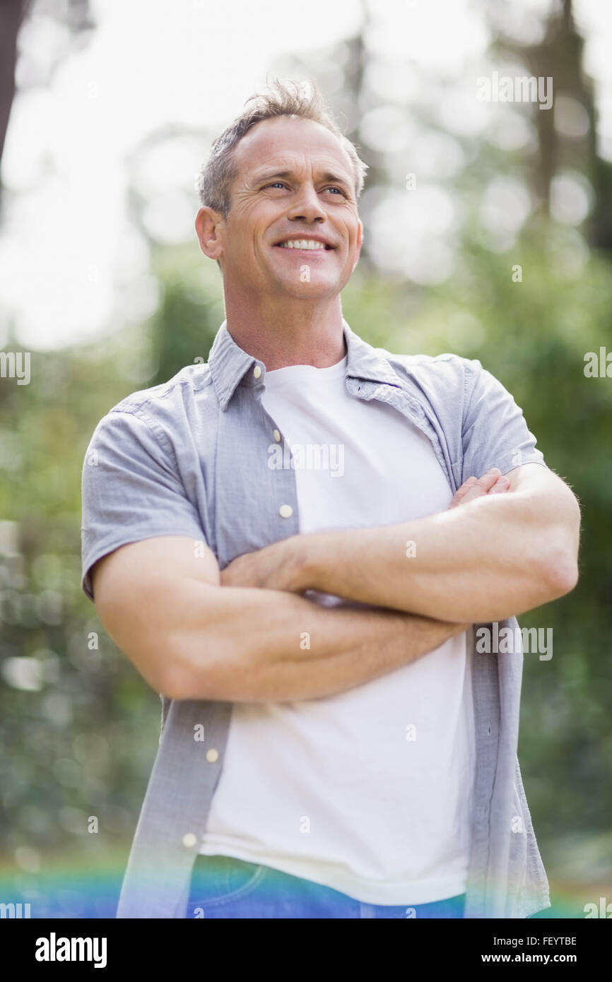 Lächelnder Mann seine Arme kreuzen Stockfoto