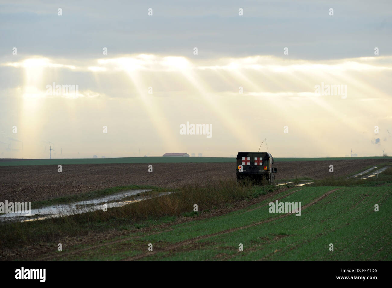 Soldaten der 16. Sustainment Brigade based out of Ramstien Airbase bieten medizinische Evakuierung (MEDEVAC) Abruf Funktionen während der Operation Spielzeug fallen (OTD) EUCOM am 9. Dezember 2015. OTD wird durch die 5. Quartiermeister Aerial Delivery Theatergruppe auf der Ramstein Air Base, Deutschland gehostet. OTD ist eine gemeinsame Jahresservice und ausländischen Personengesellschaft zerstreute Betrieb, die Luft Kompetenz umfasst den Urlaub Saison und Beziehungen zu Community. Alle gespendeten Spielsachen gesammelt während des Betriebs werden Kinder in der Kaiserslautern militärischen Gemeinschaft gespendet. Stockfoto