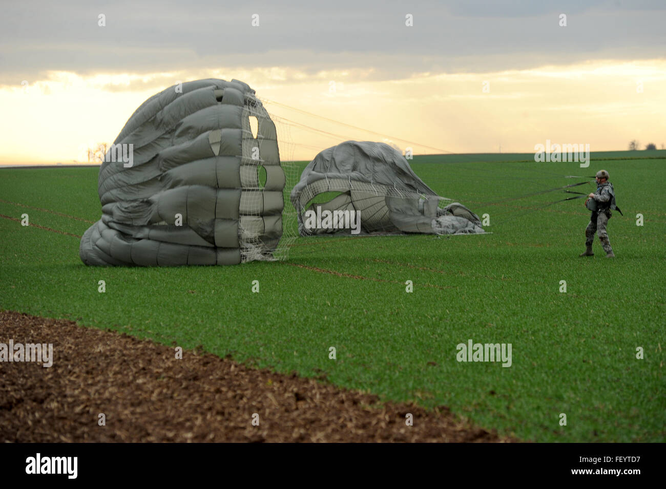 Tech Sgt. Jason Hubbart mit 435. Kontingenz Response Group (CRG) Basis aus Ramstien Air Base, Deutschland, ruft seinen Fallschirm während Betrieb Spielzeug fallen (OTD) EUCOM am 9. Dezember 2015. OTD wird durch die 5. Quartiermeister Aerial Delivery Theatergruppe auf der Ramstein Air Base, Deutschland gehostet. OTD ist eine gemeinsame Jahresservice und ausländischen Personengesellschaft zerstreute Betrieb, die Luft Kompetenz umfasst den Urlaub Saison und Beziehungen zu Community. Alle gespendeten Spielsachen gesammelt während des Betriebs werden Kinder in der Kaiserslautern militärischen Gemeinschaft gespendet. Stockfoto