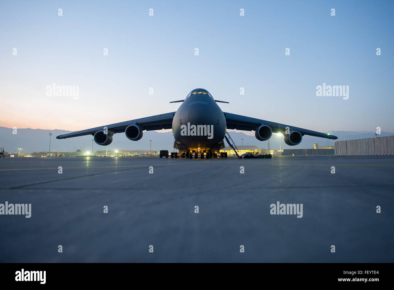 Eine c-5 Galaxy von Travis Air Force Base, Kalifornien, sitzt auf der Rampe vor einen Ausfall in Bagram Air Field, Afghanistan, 28. Dezember 2015 nach Sonnenuntergang. Die c-5 Galaxy ist ein schweres Transportflugzeug mit interkontinentale Reichweite. Es ist die größte US-Militärflugzeuge, in der Lage mehr als 270.000 Pfund Ladung. Stockfoto
