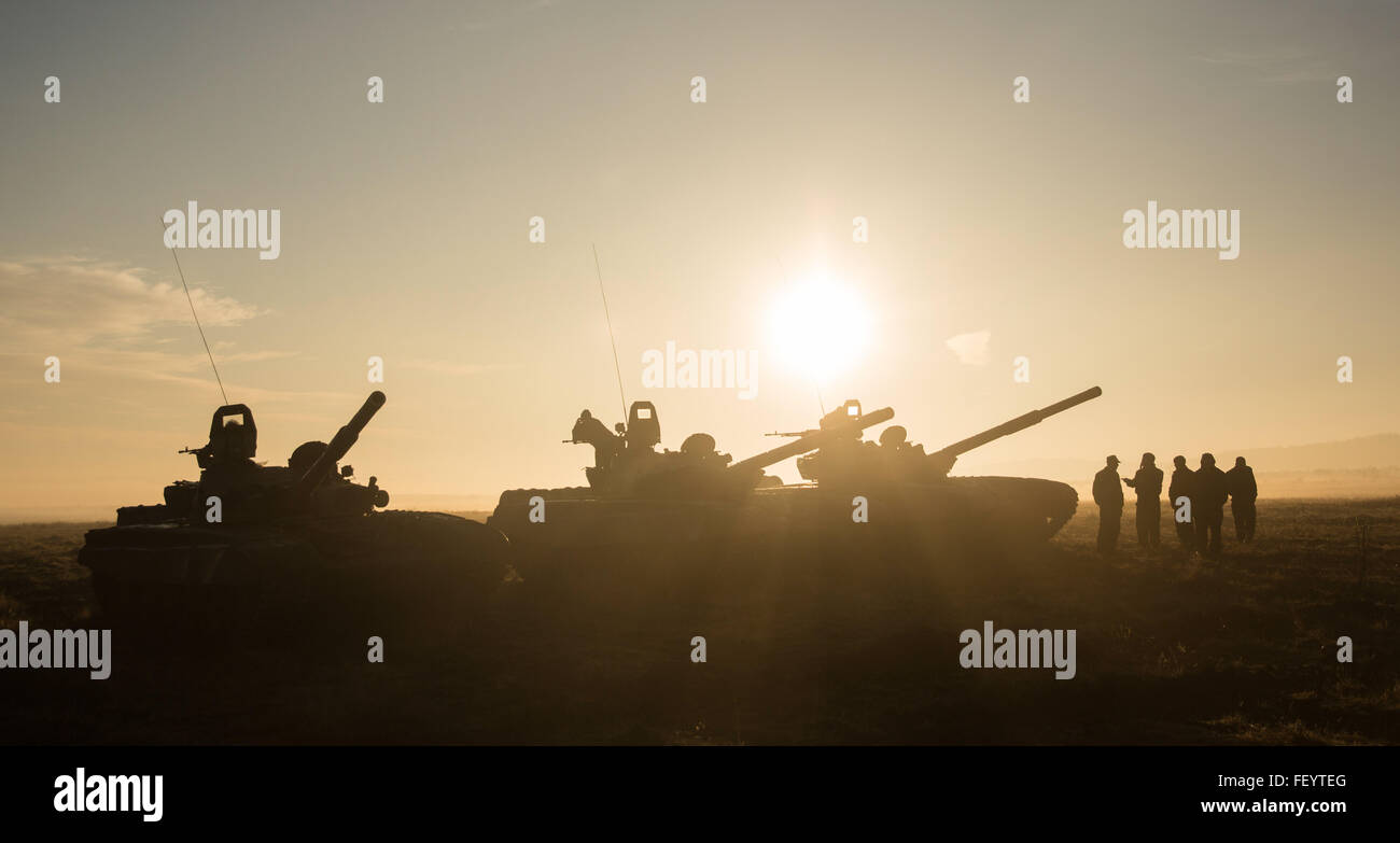 Bulgarische Soldaten führen Manöver-Training mit t-72 Kampfpanzer während Platin Lion 16-2 in Novo Selo Trainingsbereich, Bulgarien, 8. Januar 2016. Übung Platin Lion bietet kombinierte Ausbildung mit NATO-Verbündeten und Partner, um unser Engagement für ein friedliches und stabiles Europa durch Theater Sicherheit Zusammenarbeit Engagements fördern. Stockfoto