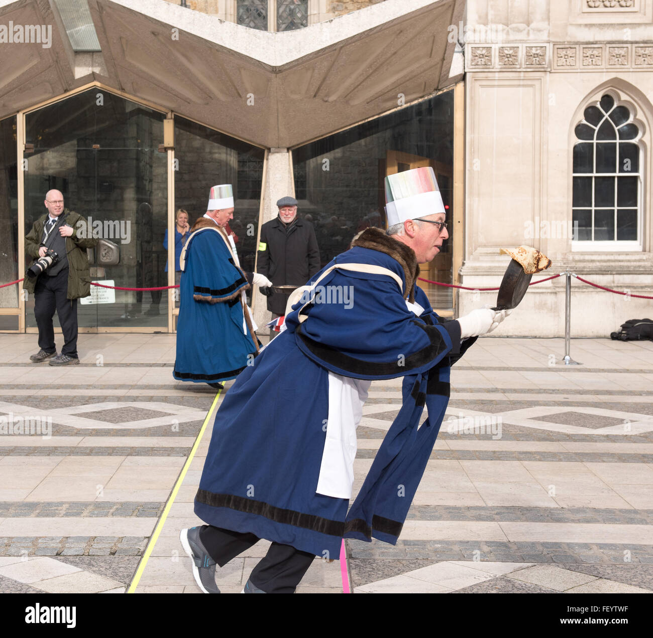 London, UK. 9. Februar 2016. Meister der Stadt von London Livery Companies beteiligen sich am jährlichen Pfannkuchen-Rennen Credit: Ian Davidson/Alamy Live News Stockfoto