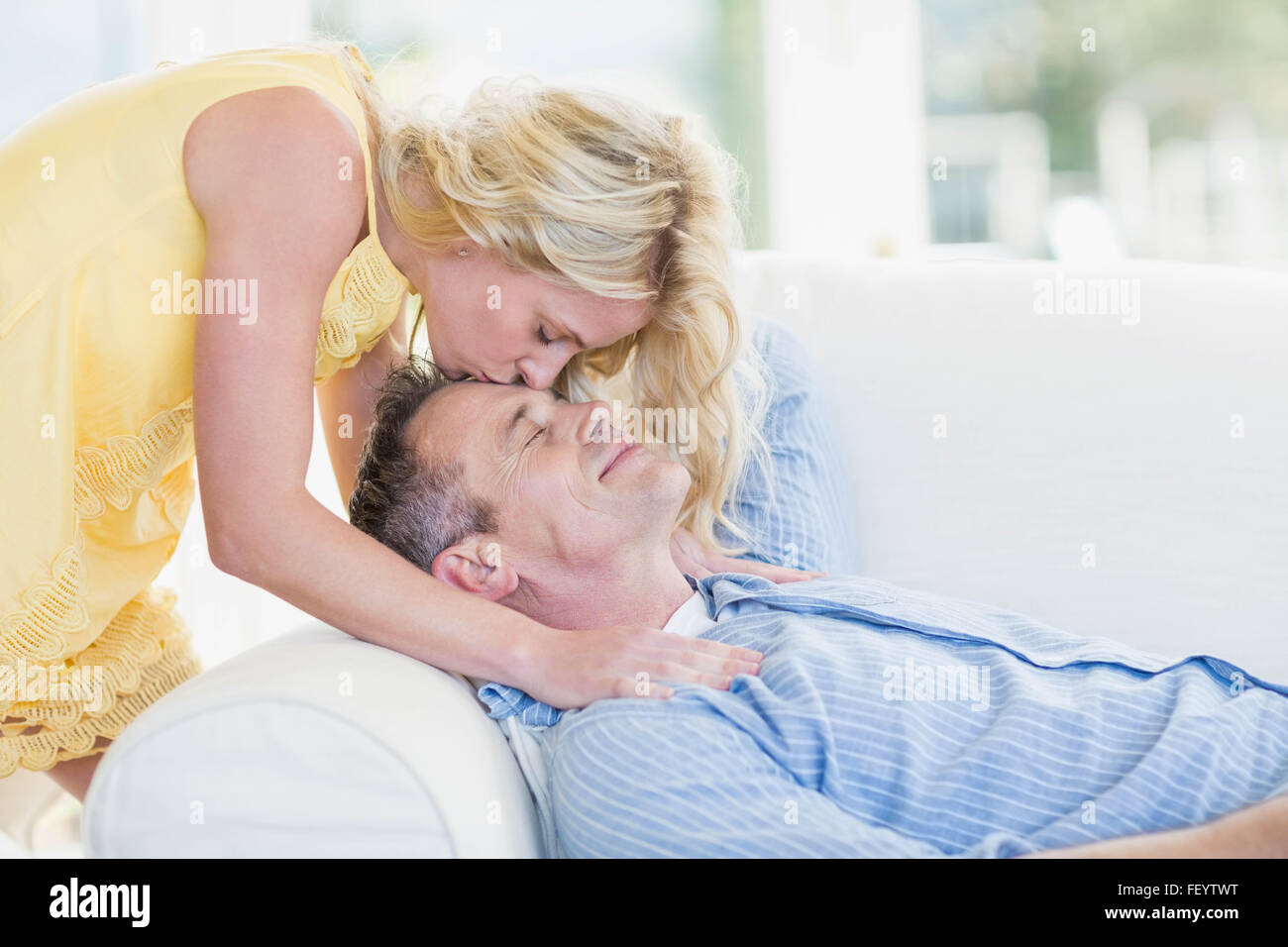 Ehefrau Ehemann auf der Stirn küssen Stockfoto