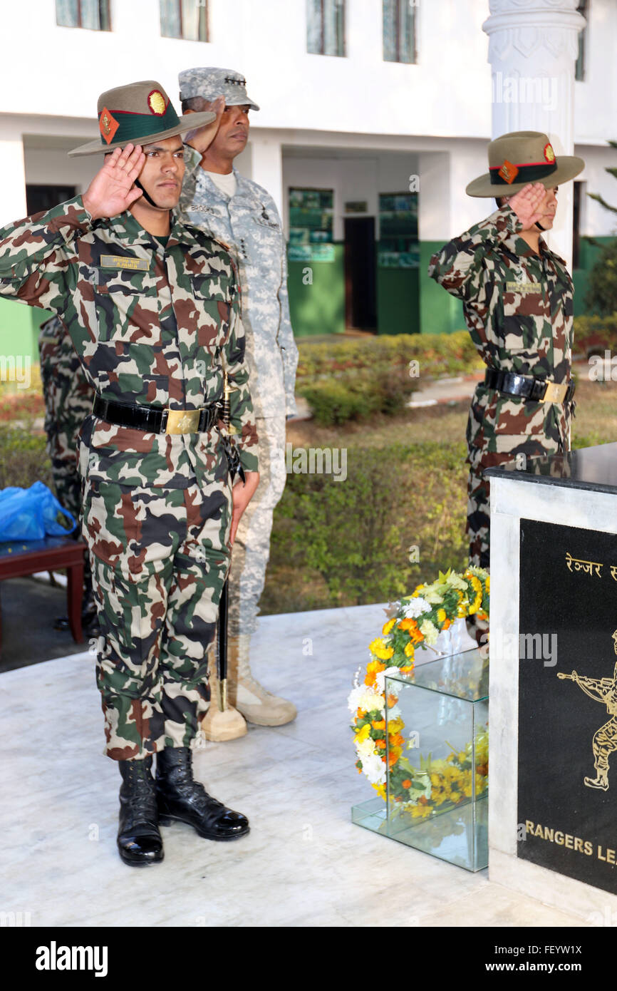 US Army General Vincent K. Brooks, Center, den kommandierenden General der US Army Pacific und zwei nepalesischen Armeetruppen, die Ranger, Mahabir Bataillon, Gruß Mahabir Denkmal nach der Verlegung eines Kranzes während einer Zeremonie am Chhauni-Kaserne in Kathmandu, Nepal, 16. Januar 2016 zugeordnet sind. Stockfoto