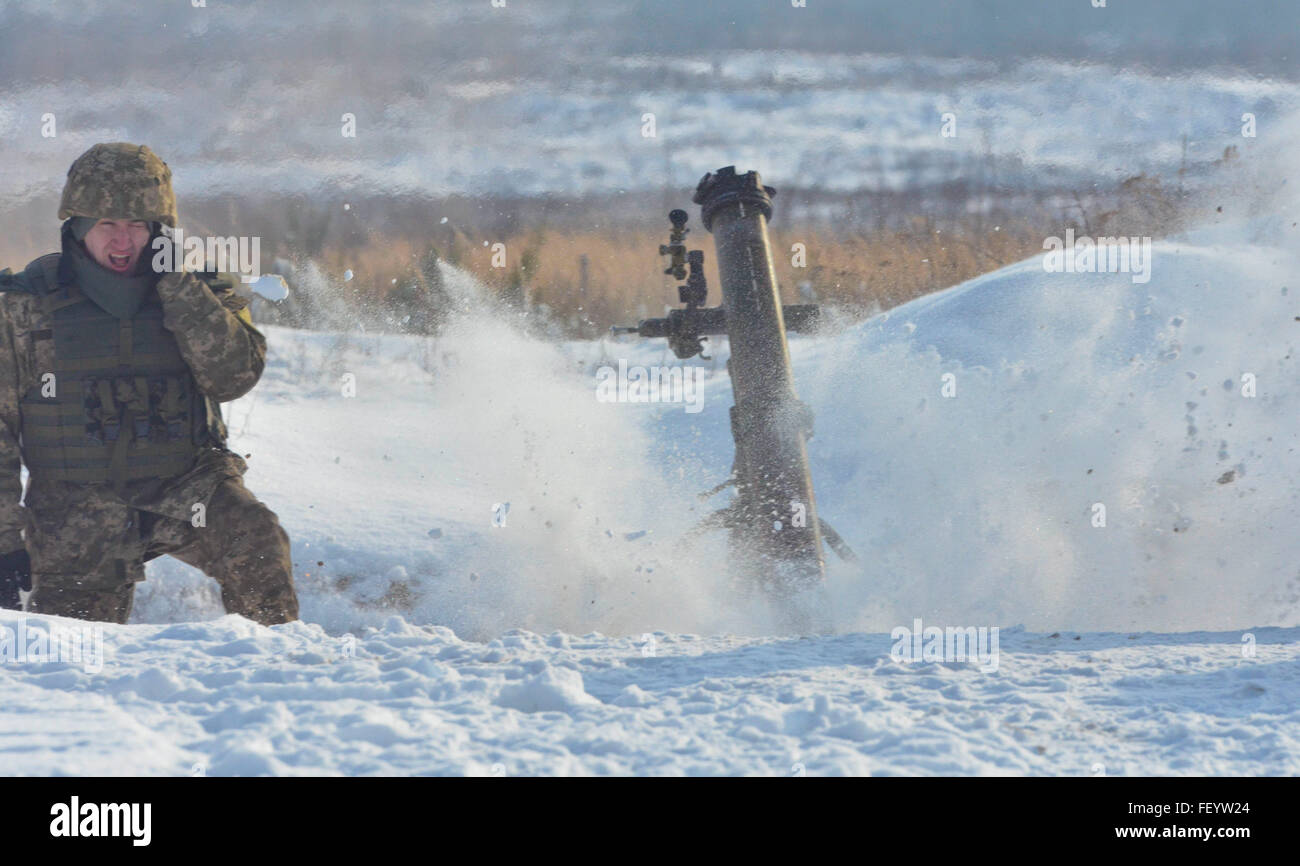 120mm Mörser wird 20. Januar 2016, während Mörtel Leben Feuer Ausbildung an der internationalen Friedenssicherung Security Center in der Nähe von Yavoriv, Ukraine, als Teil des furchtlosen Guardian II ausgelöst. Soldaten mit der gemeinsamen multinationalen Training Gruppe Ukraine zusammen mit Fallschirmjägern aus der 173rd Airborne Brigade vorzubereiten und helfen Soldaten mit der ukrainischen Armee, kompetent und effektiv auf dem Schlachtfeld als Mörtel Crew zu werden. Stockfoto