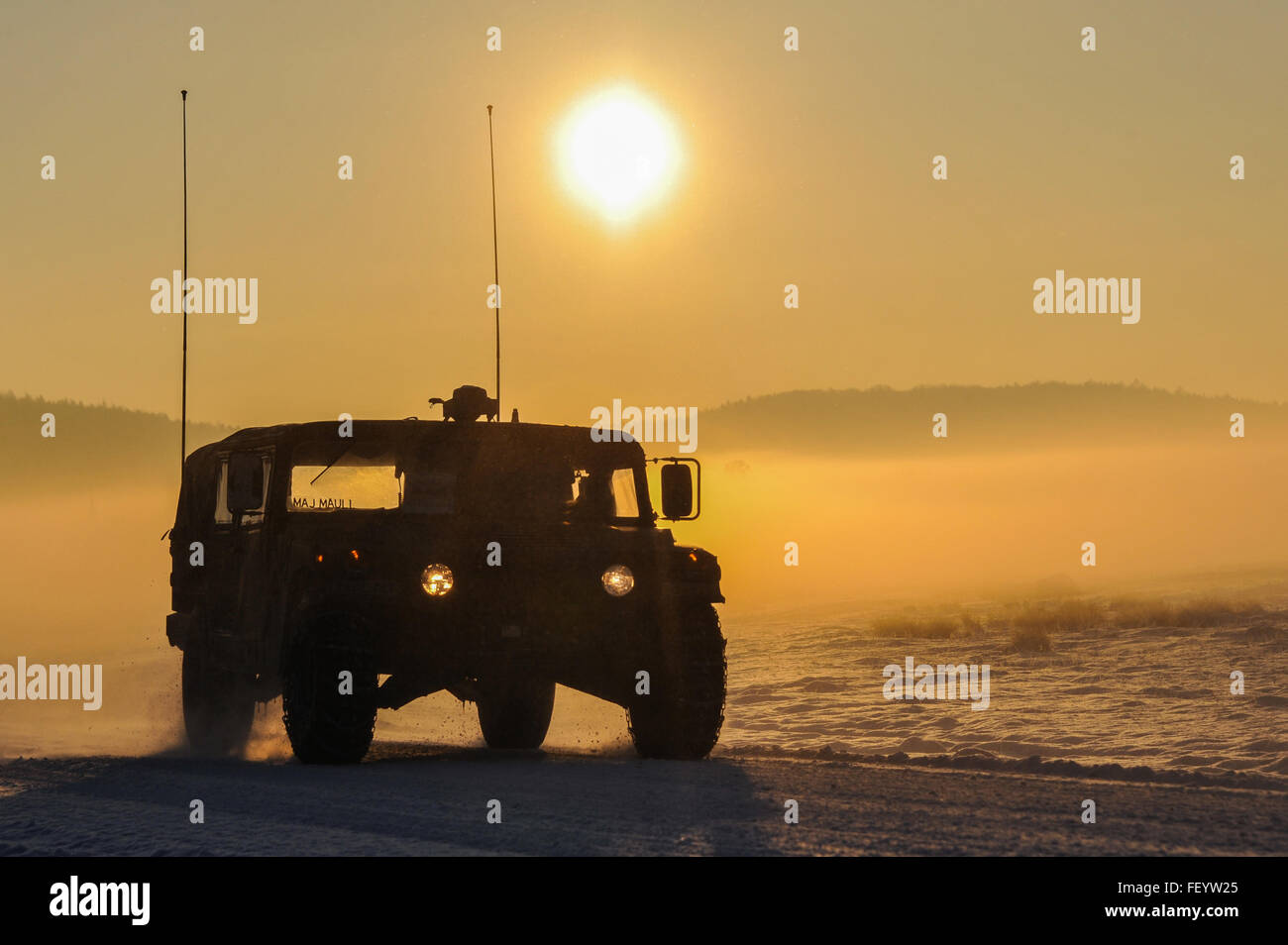 Ein US-Armee Humvee ist durch die 7. Armee gemeinsame multinationale Ausbildung des Befehls Truppenübungsplatz Hohenfels, Deutschland, 21. Januar 2016 manövriert. Stockfoto