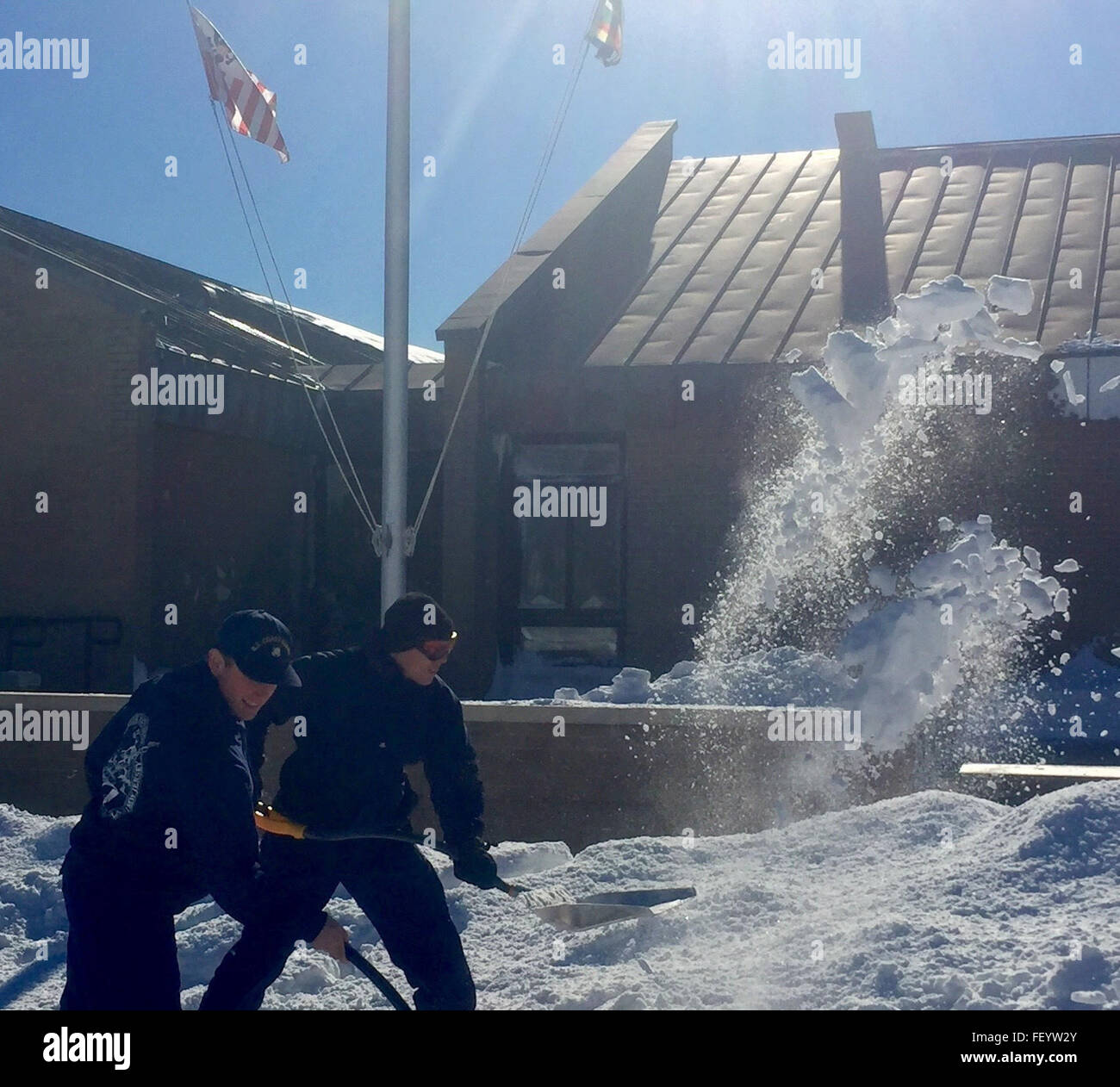 Petty Officer 3rd Class Santiago Roldan und Seaman Elijah Lamacchio, Crew-Mitglieder an der Coast Guard Station Sandy Hook, New Jersey, Schaufeln, Schnee und Eis auf dem Parkplatz des Bahnhofs, 24. Januar 2016 zu löschen. Ein massive Schneesturm rasselte der Mid-Atlantic und Ostküste am 23. Januar 2016, Herstellung von weit verbreiteten Schneefall von mehr als zwei Füße in den meisten Bereichen. Stockfoto