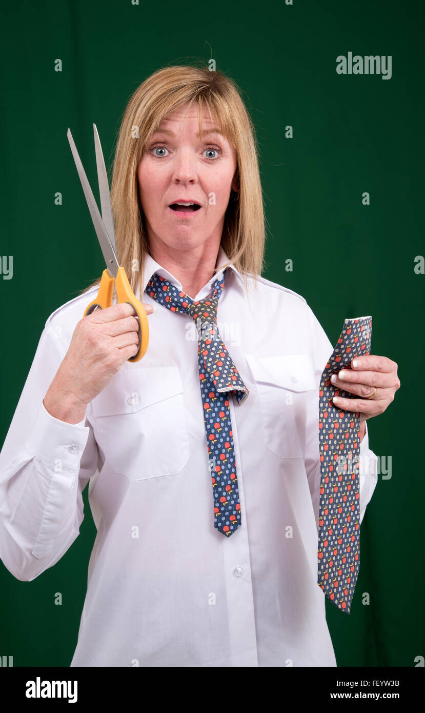 Frau mit einer Schere, eine Krawatte für einen Scherz zu halbieren Stockfoto