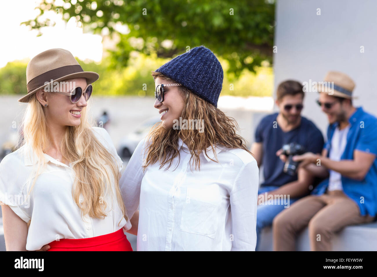 Hip Freunden eine lustige Unterhaltung Stockfoto