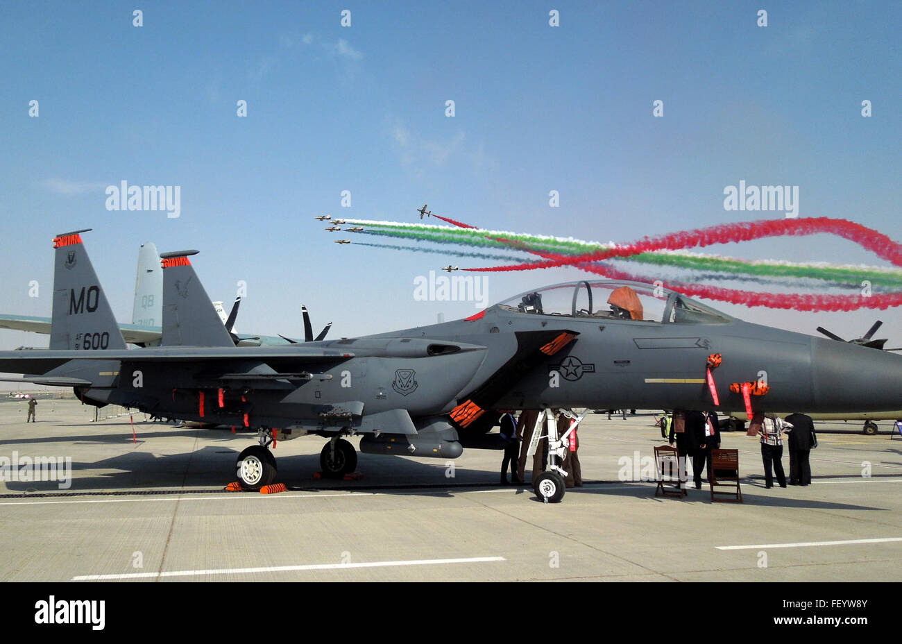 Die "Al Fursan" (The Knights), Vereinigte Arabische Emirate Air Force aerobatic Team, fliegen in Formation hinter einem U.S. Air Force F-15E Strike Eagle auf der Dubai Airshow 2015 8. November 2015 anzeigen Die F-15E wird derzeit auf 380. Air Expeditionary Wing, Südwest-Asien bereitgestellt. Stockfoto