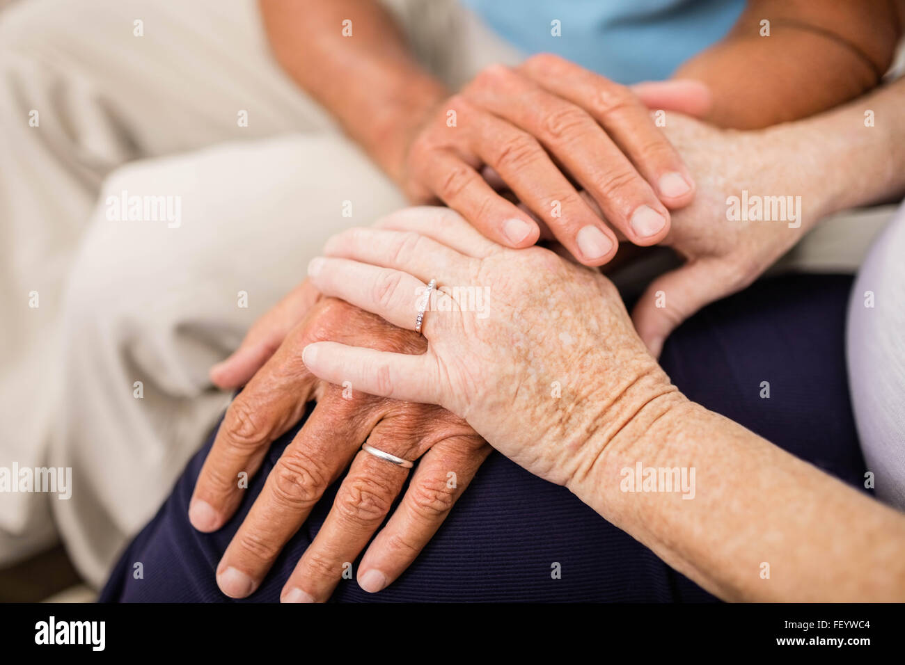 Niedlich älteres paar Hand in Hand Stockfoto