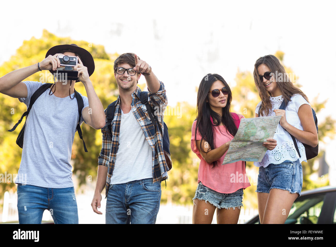 Hip Freunde lesen Karte und Fotos Stockfoto