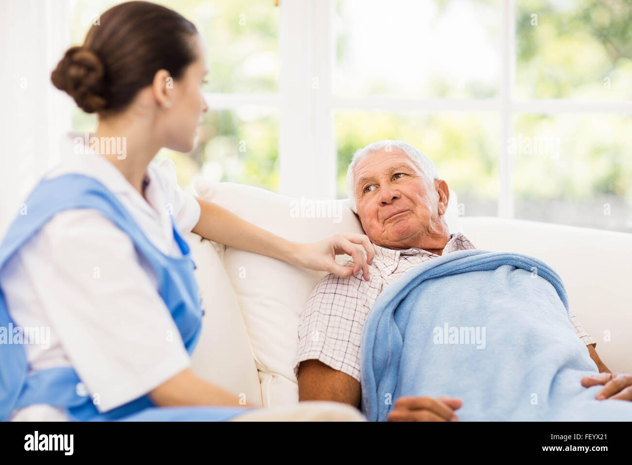 Krankenschwester kümmert sich um kranke ältere Patienten Stockfoto