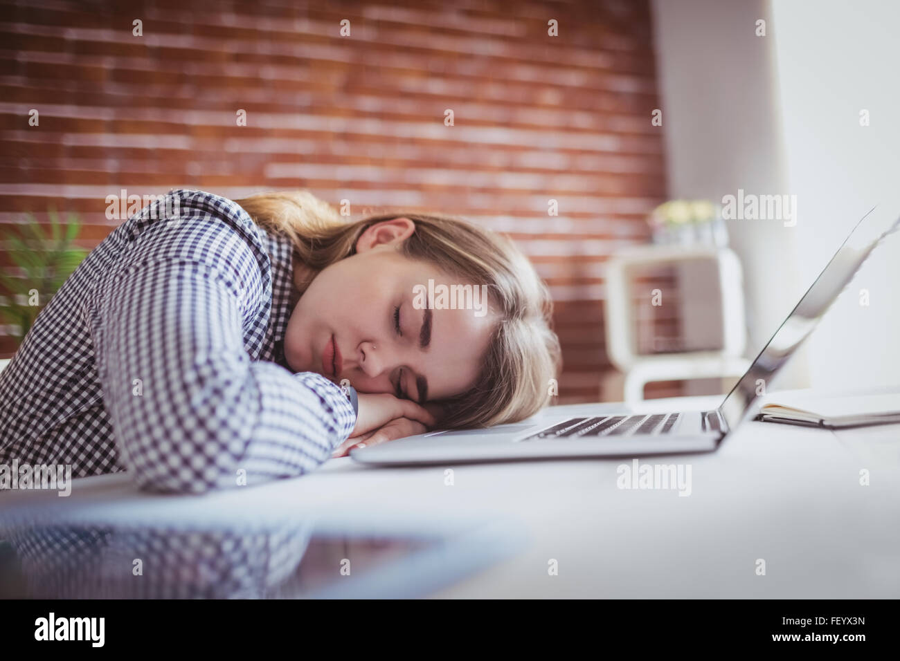 Müde Hipster Geschäftsfrau schlafen Stockfoto