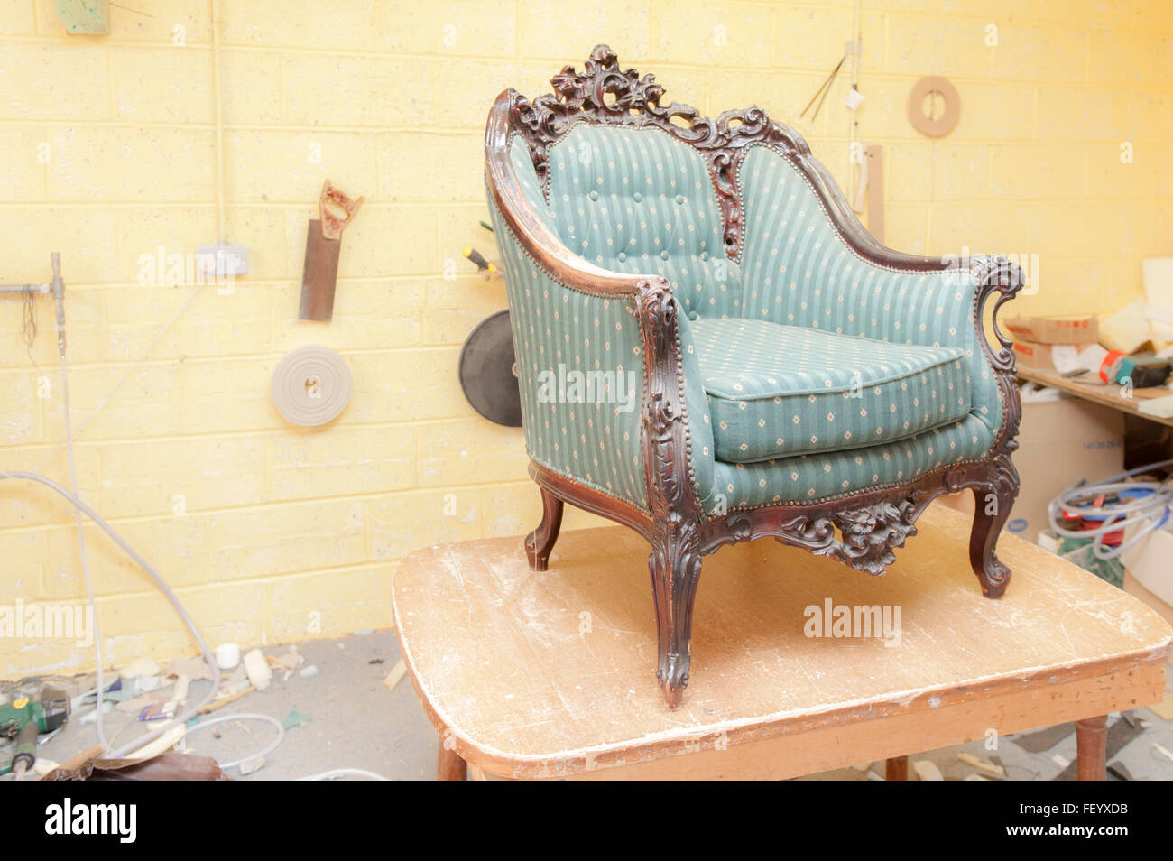 Ein Sessel in der Restaurierung in einer Sofa-Fabrik. Stockfoto