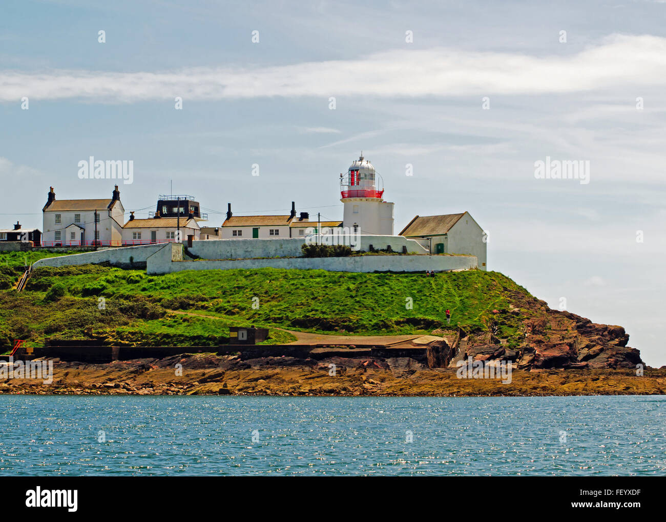 Roches Punkt unbemannten Leuchtturm am Eingang zum Hafen von Cork, Hafen von Cork, Cork, Irland mit Textfreiraum. Stockfoto