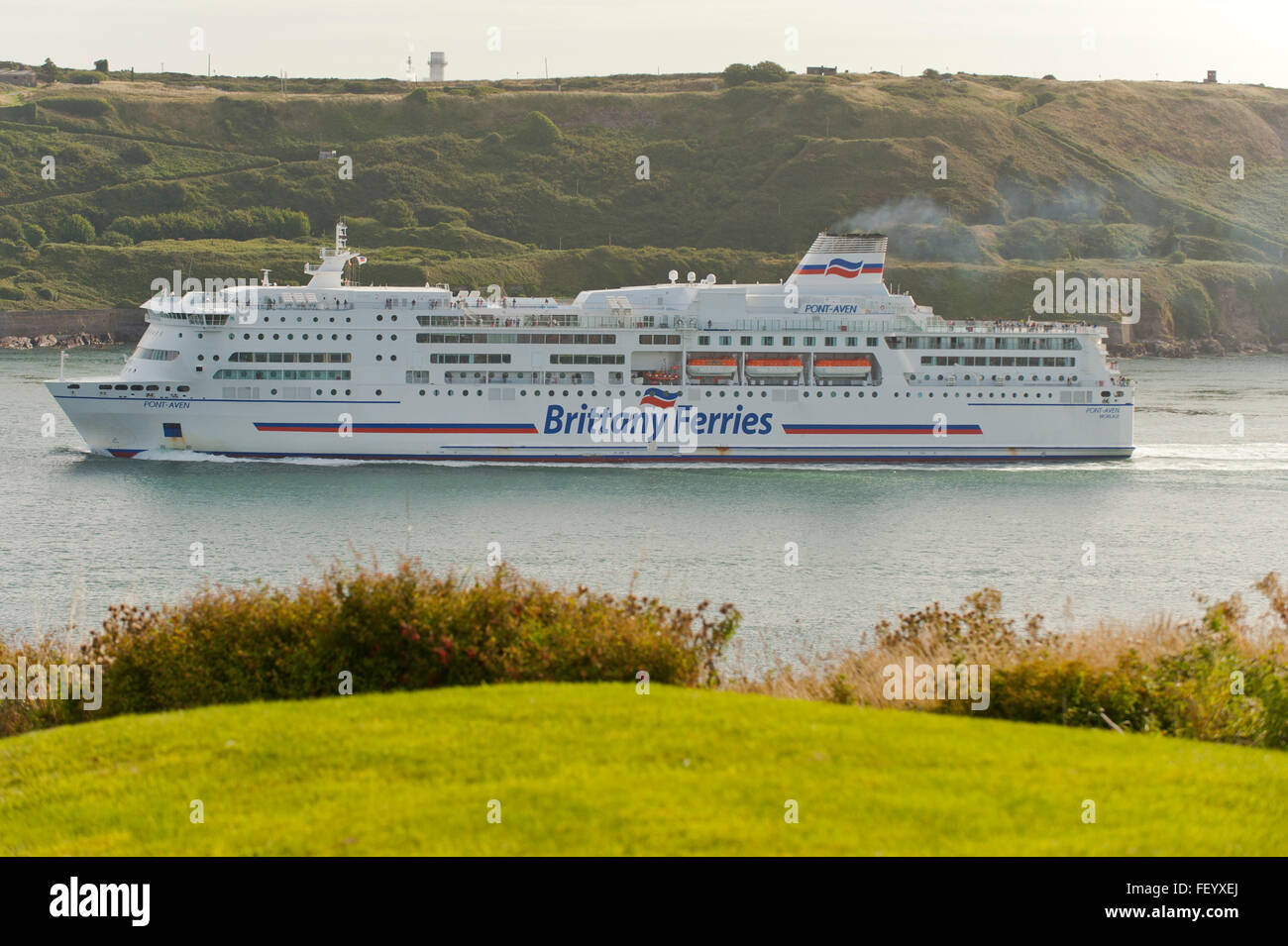 Brittany Ferries "Pont-Aven" geht in Richtung Fort Camden Ringaskiddy, Cork, Irland segelte von Roscoff, Frankreich. Stockfoto