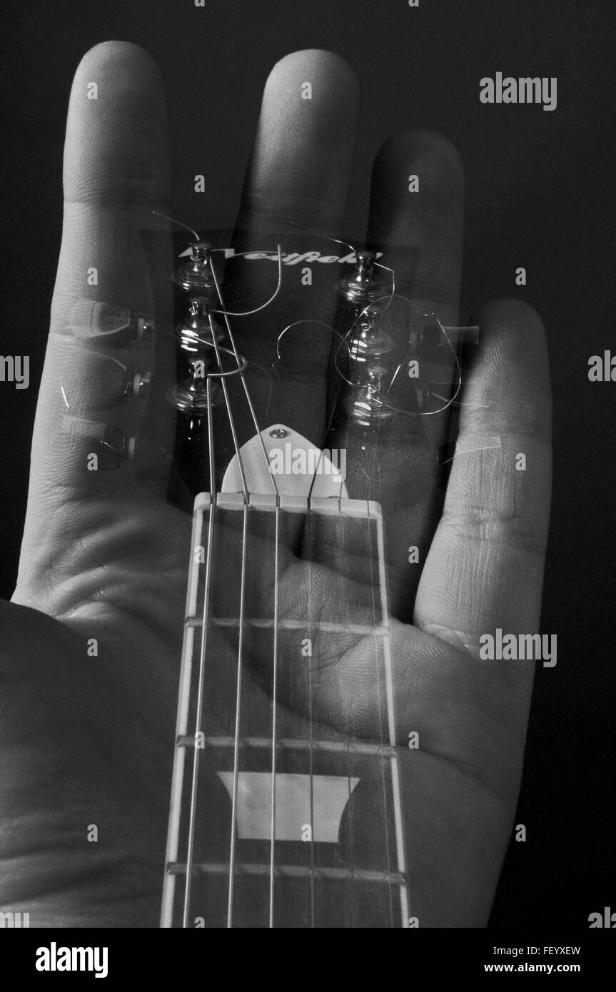 Musik Identität. Und Bild zeigt die Hand eines echten Gitarristen verwandelt mit einem Foto von ihrer Gitarre. Stockfoto
