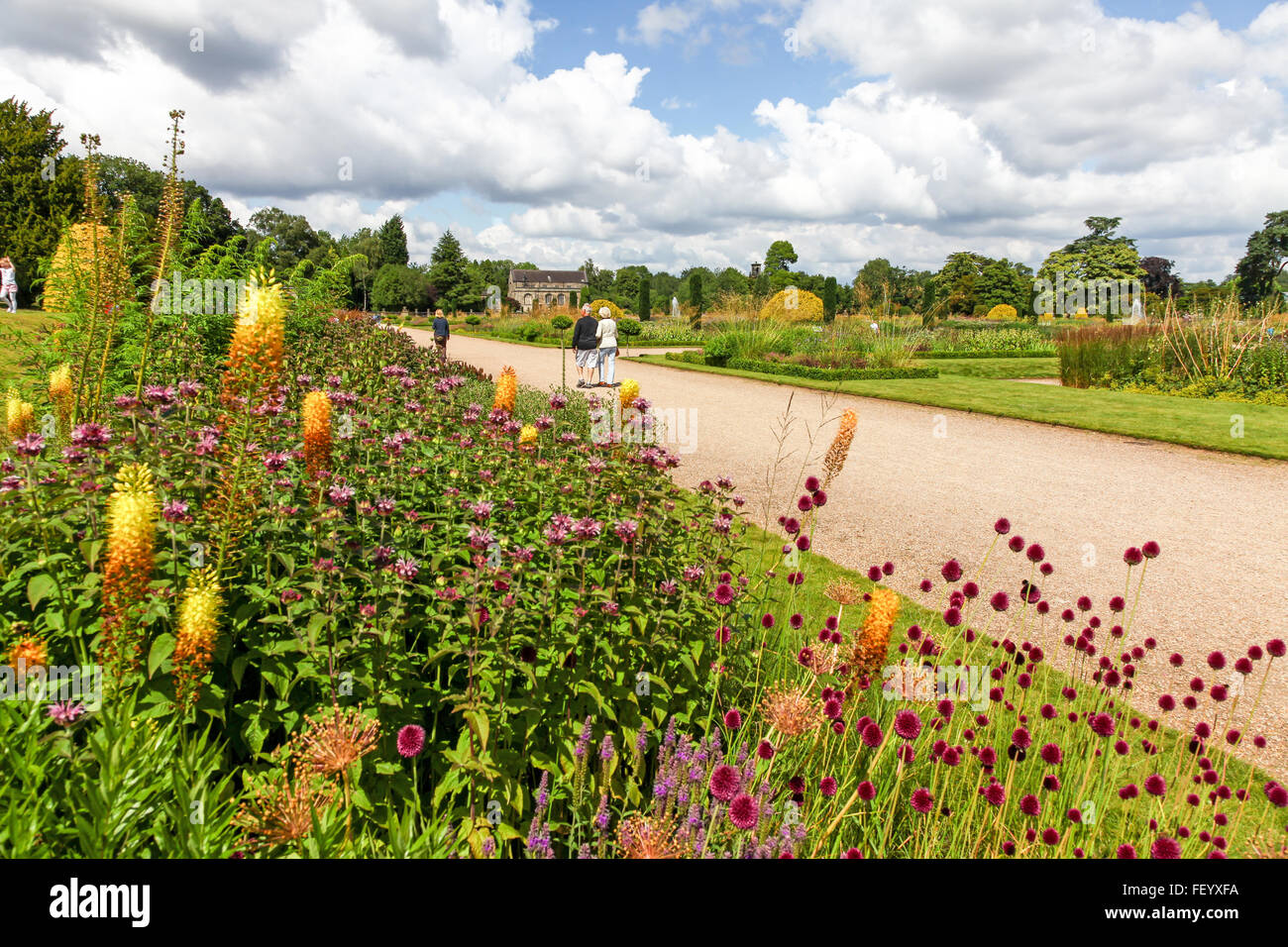 Formale Blumenbeeten an Trentham Gardens Stoke on Trent Staffordshire Personal England Großbritannien Stockfoto