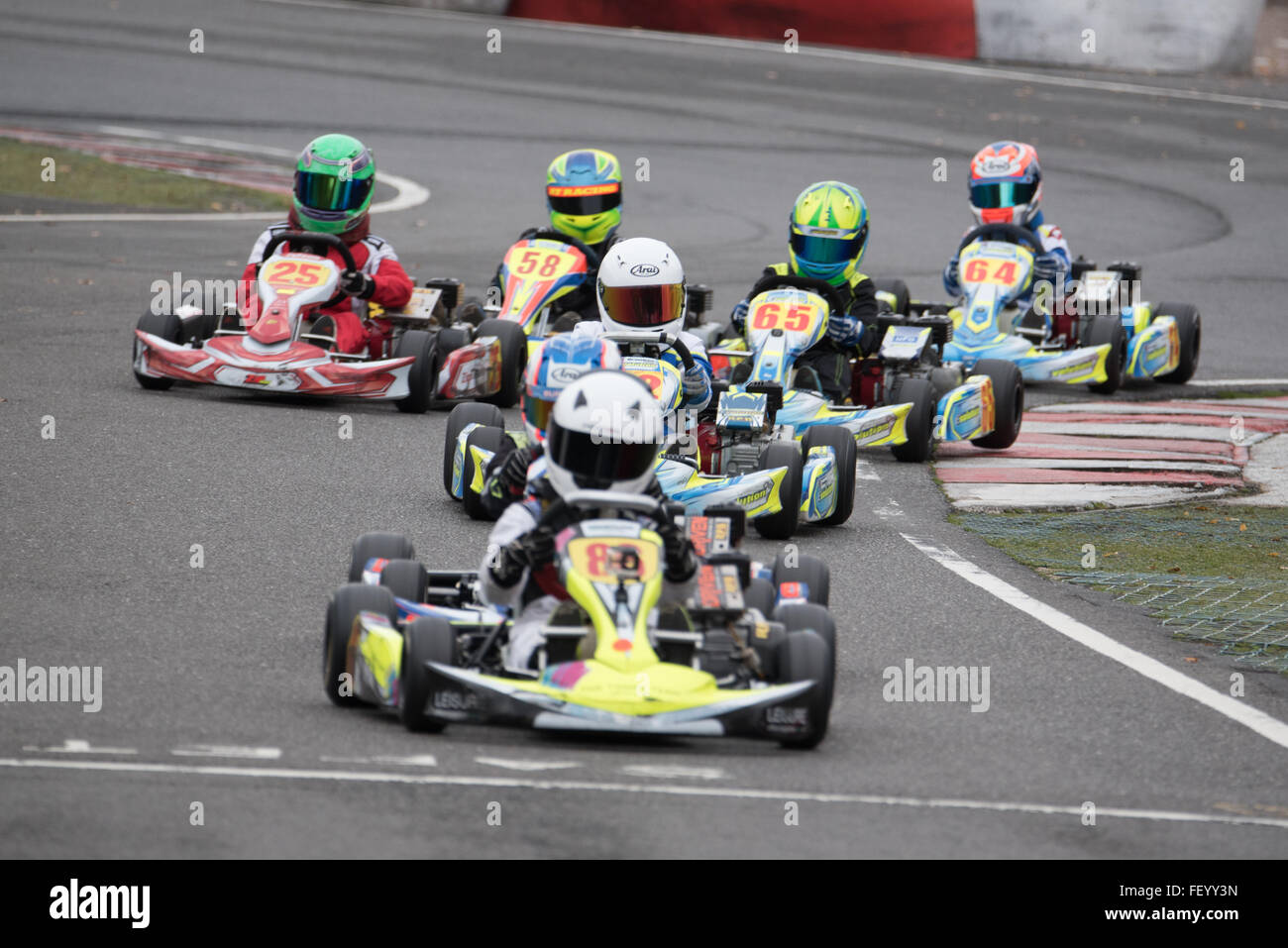 Kart Rennen Kinder Stockfoto