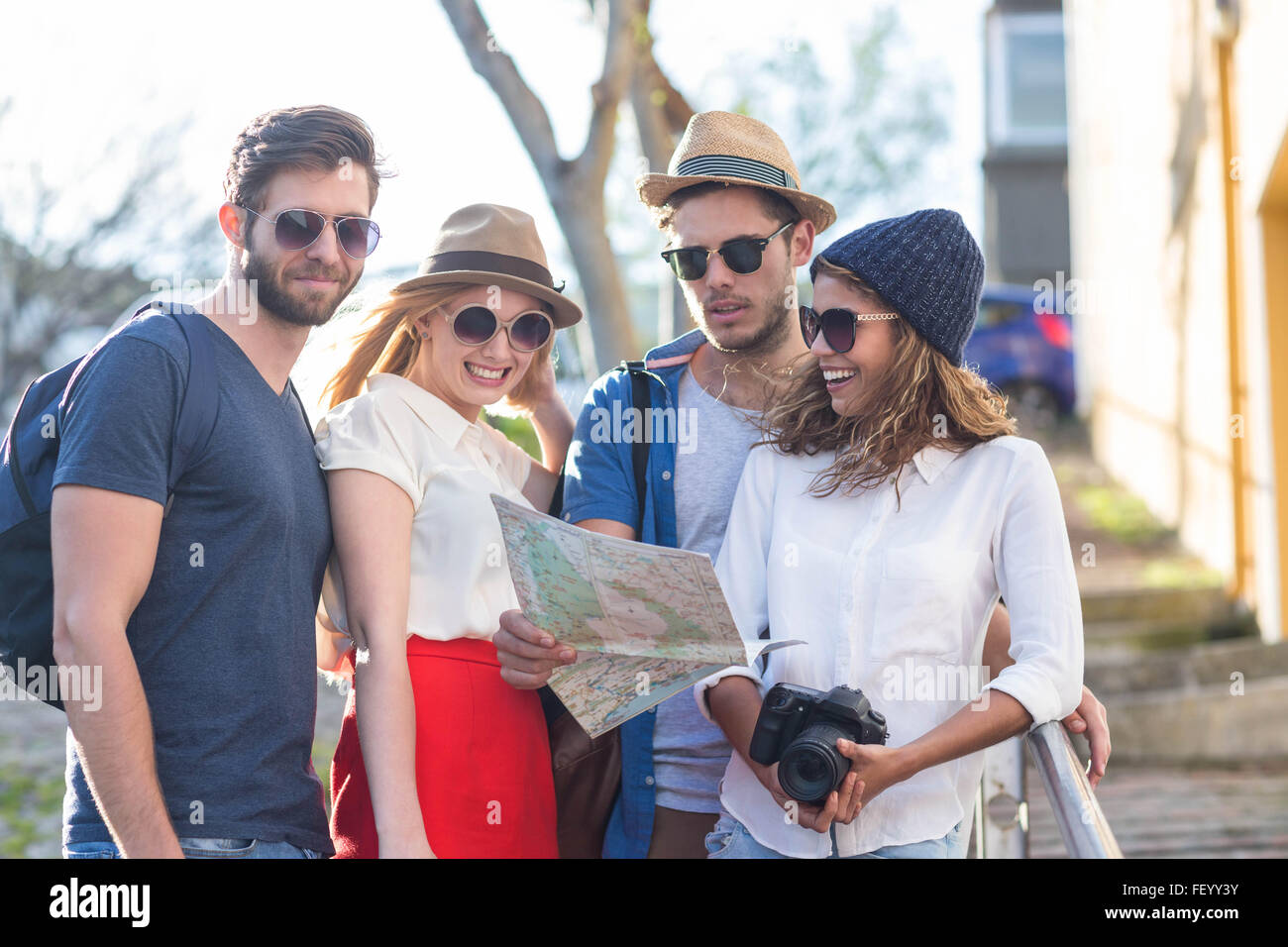 Hip Freunde lesen Karte und Fotos Stockfoto