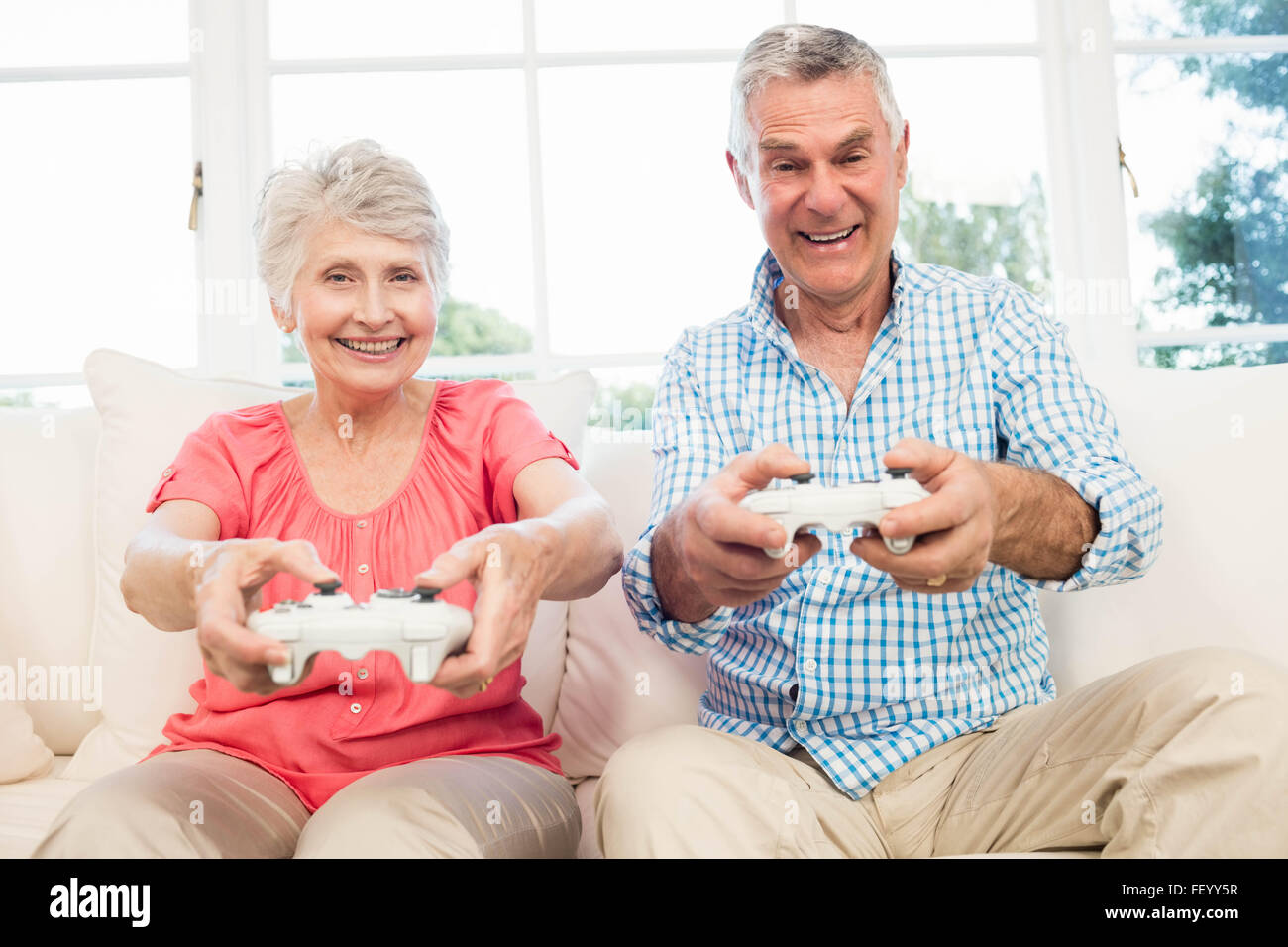 Gerne älteres Paar spielen von Videospielen Stockfoto